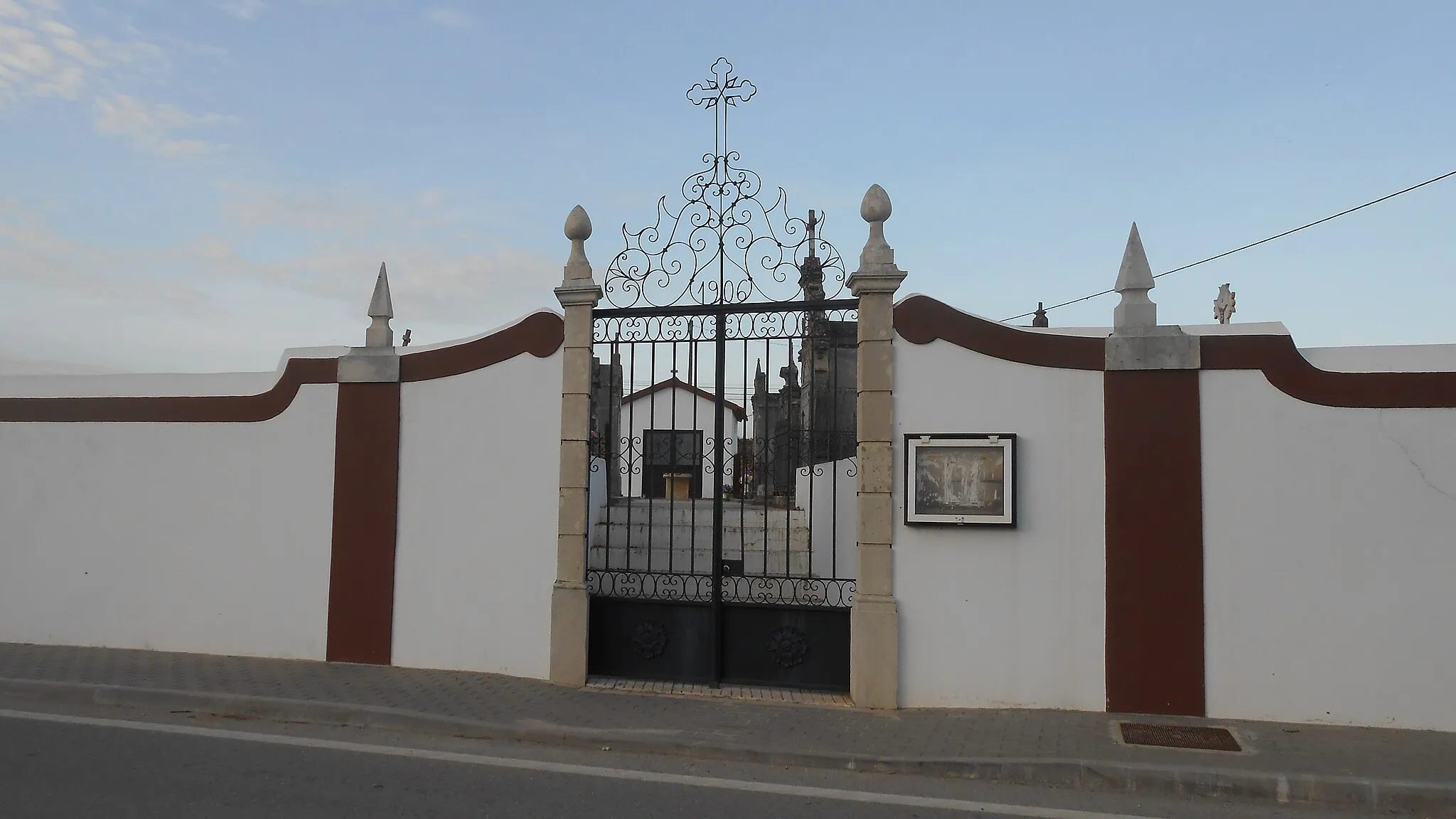 Photo showing: The cemetery in Vila Nova da Barca.