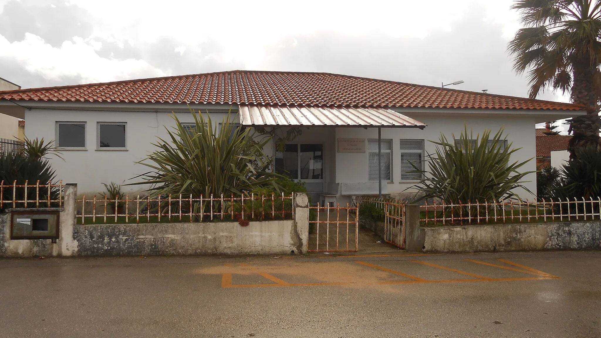 Photo showing: O centro de saúdo na Granja do Ulmeiro.