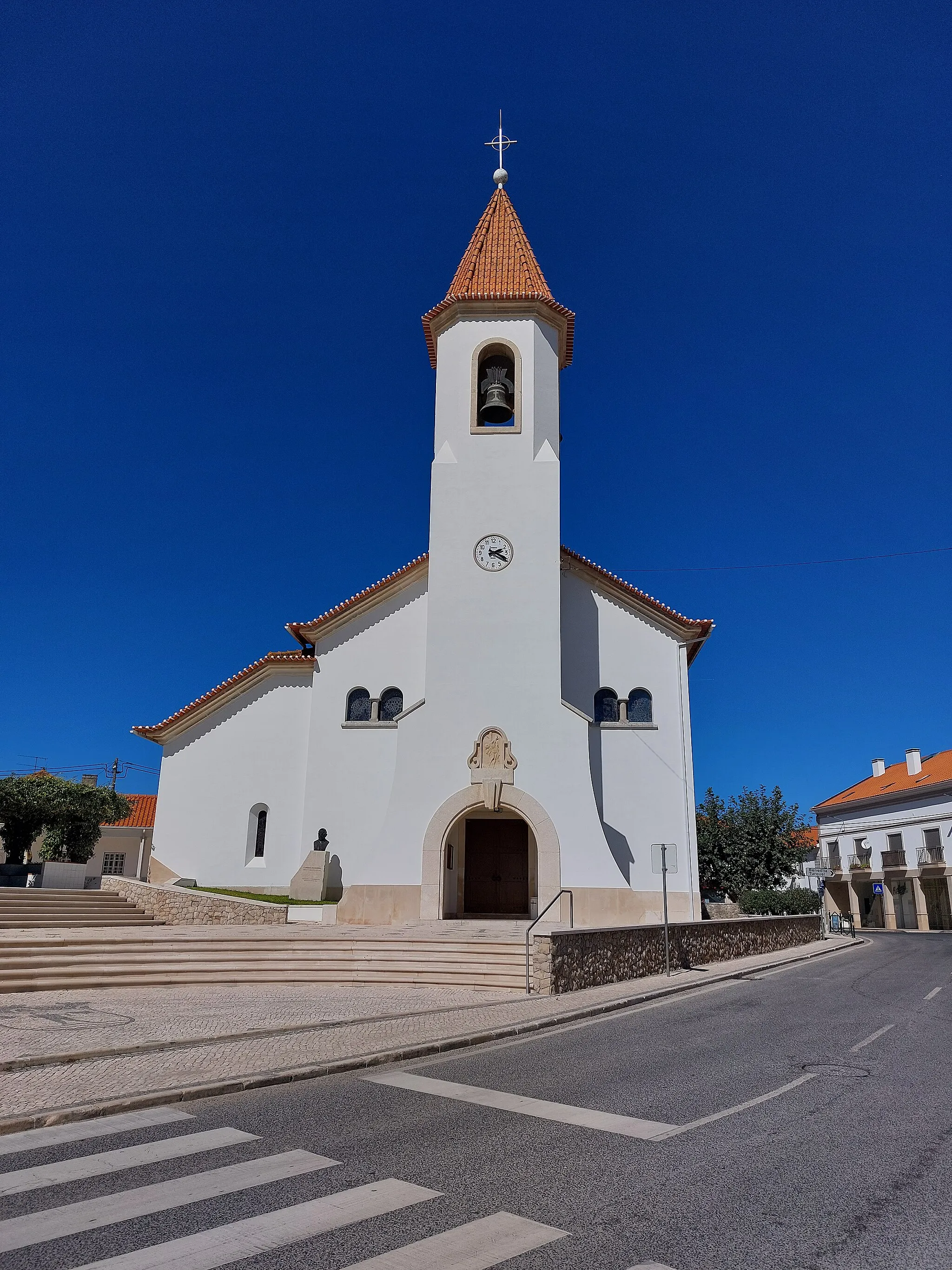 Photo showing: Perspetiva da fachada principal da Igreja Paroquial de Vimeiro