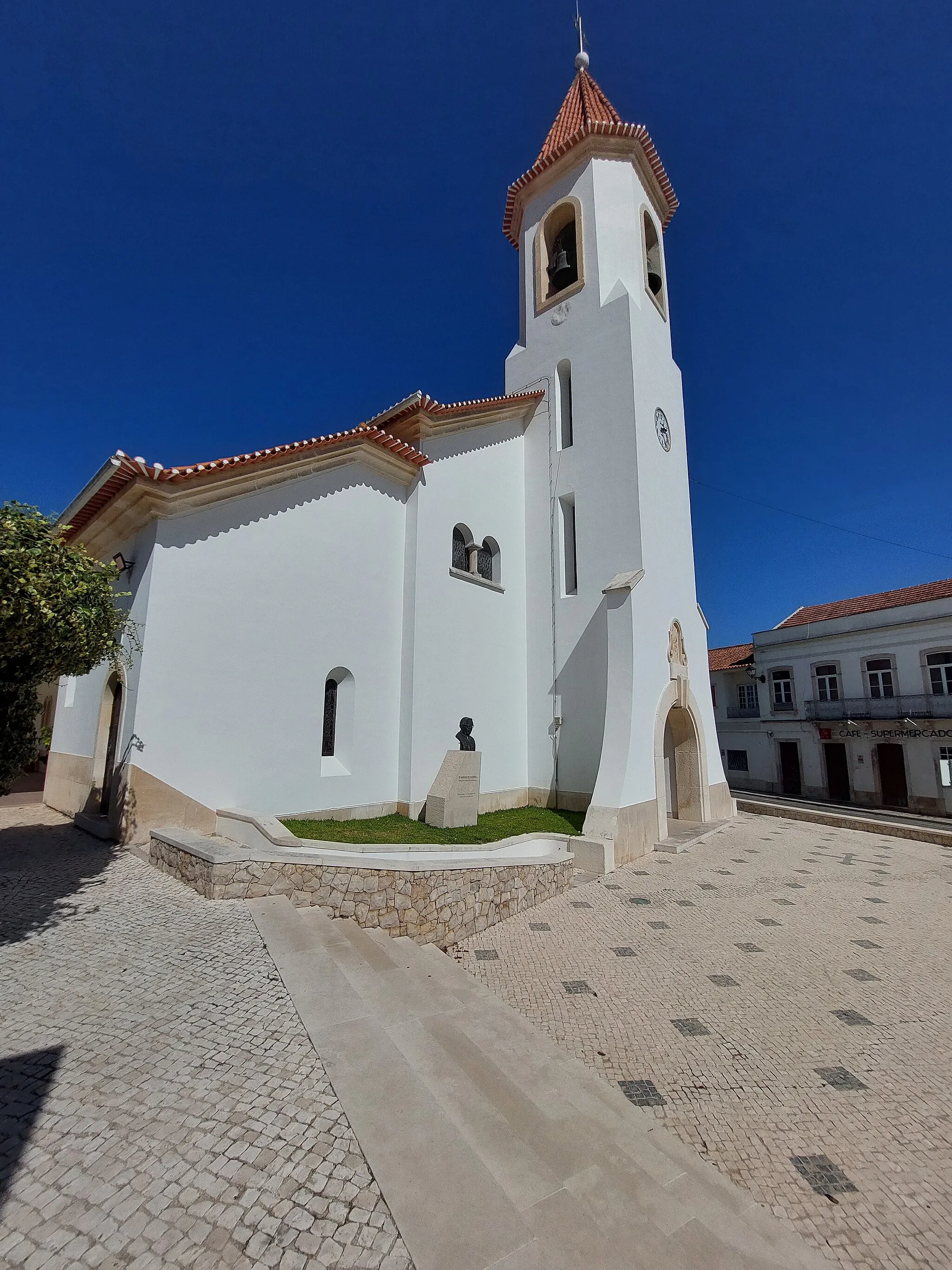 Photo showing: Fachada esquerda com torre sineira em destaque da Igreja Paroquial de Vimeiro