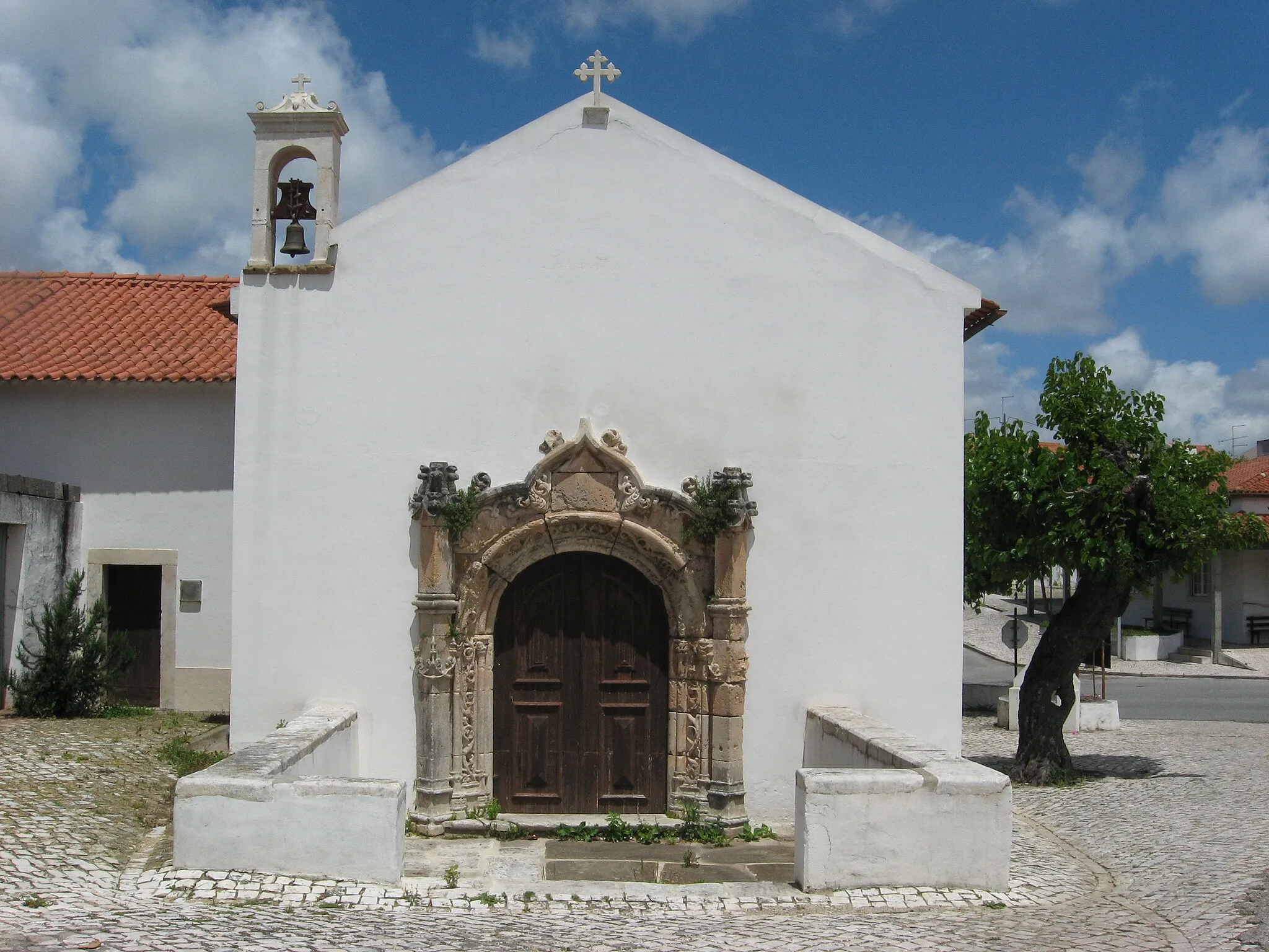 Photo showing: Alcobaça, Mosteiro, Portugal, Coutos of Alcobaça, former county ot the mosteiro, one of the 13 cities of the Coutos: Évora de Alcobaç; Church of Misericórdia, 15.th/16th. century, Manueline portal