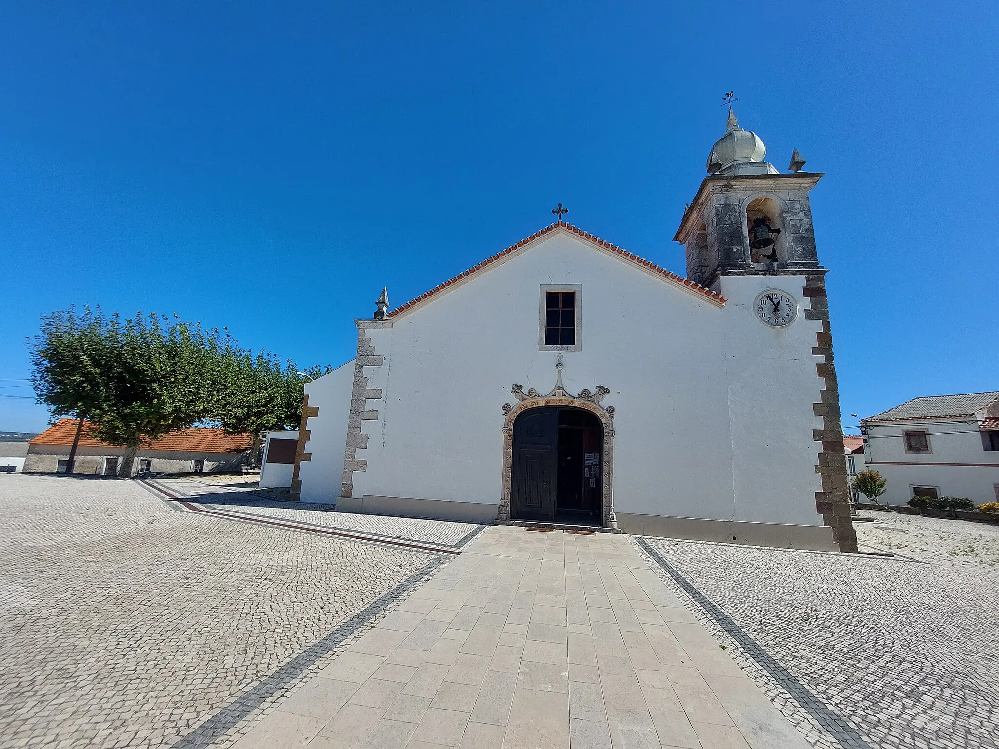 Photo showing: Fachada principal da Igreja Paroquial de Évora-de-Alcobaça