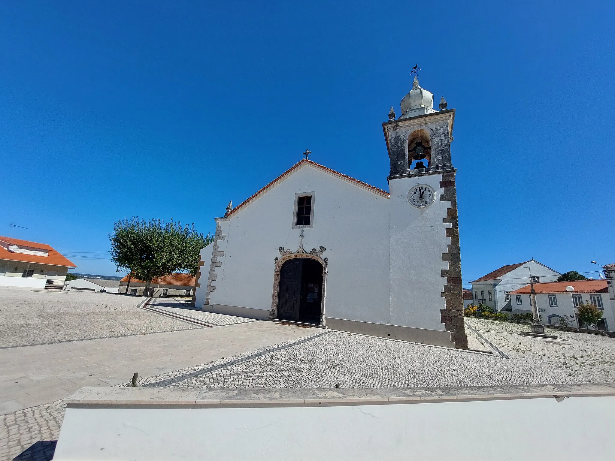 Photo showing: Frente da Igreja Paroquial de Évora-de-Alcobaça