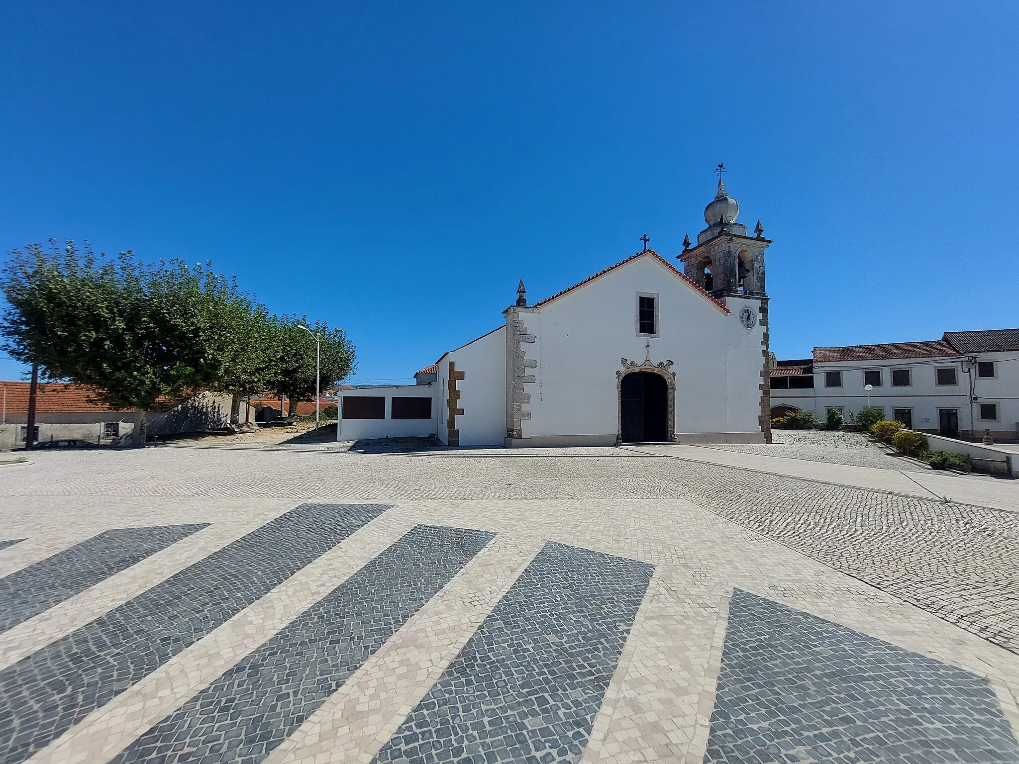 Photo showing: Largo da Igreja Paroquial de Évora-de-Alcobaça