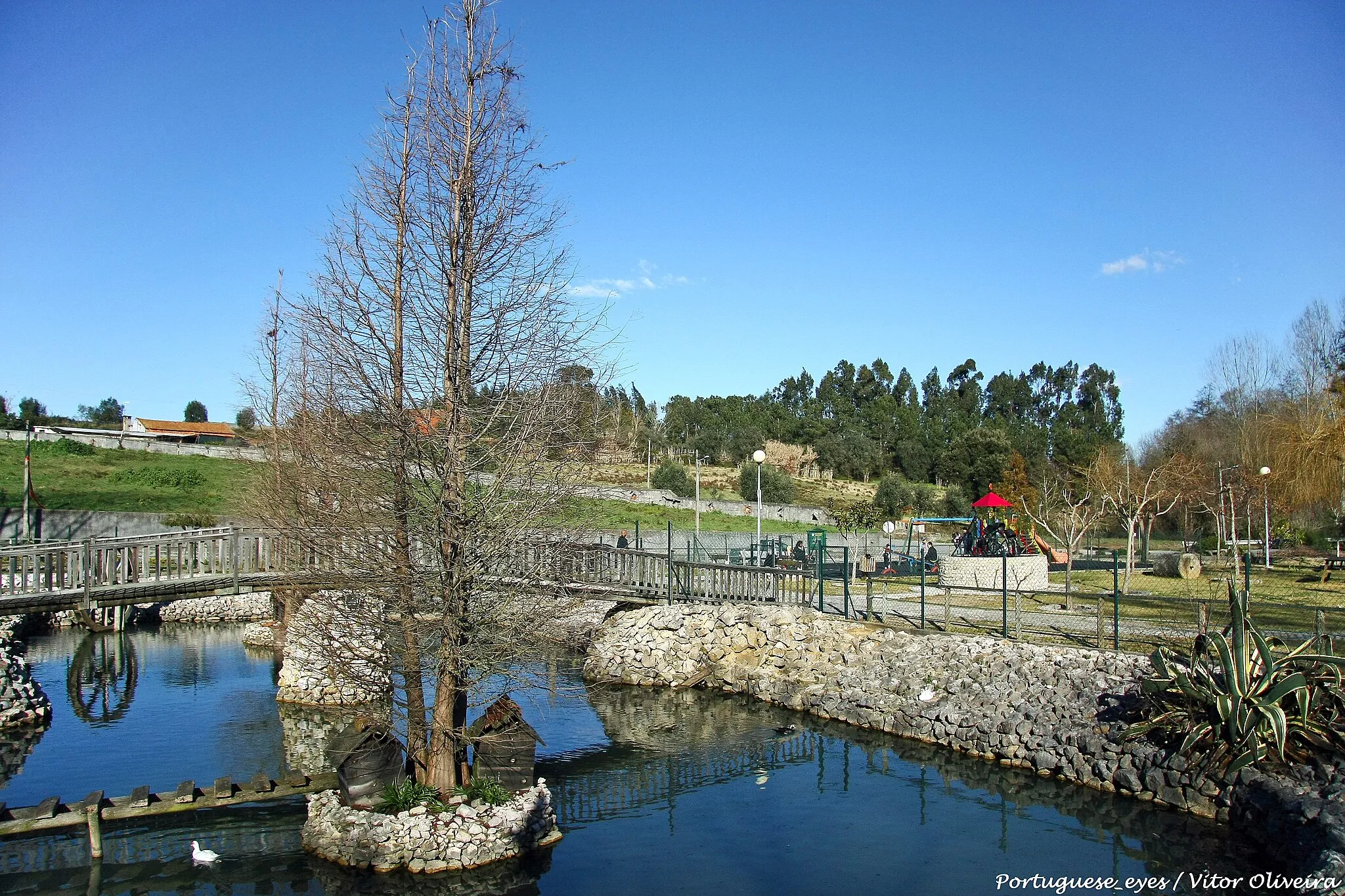 Photo showing: Possui um lago artificial, é um local aprazível que reúne todas as condições para uma tarde bem passada. Tem também um campo de ténis e um parque infantil. www.rotadabairrada.pt/irt/show/parque-do-rio-novo_pt_198