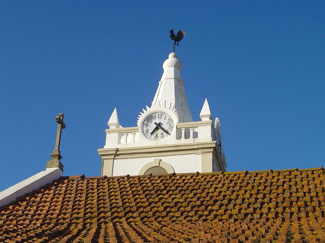 Photo showing: Esta igreja situa-se numa freguesia portuguesa cujo nome faz lembrar uma determinada actividade comercial.
Nela, já estiveram instalados dois estrangeiros que tiveram um papel de alguma importância na História Portuguesa da altura.
Parece pouco, mas estas dicas devem ser suficientes para descobrir o nome da freguesia e do concelho onde esta se localiza.

É esta a tarefa de hoje para os "vameiros".