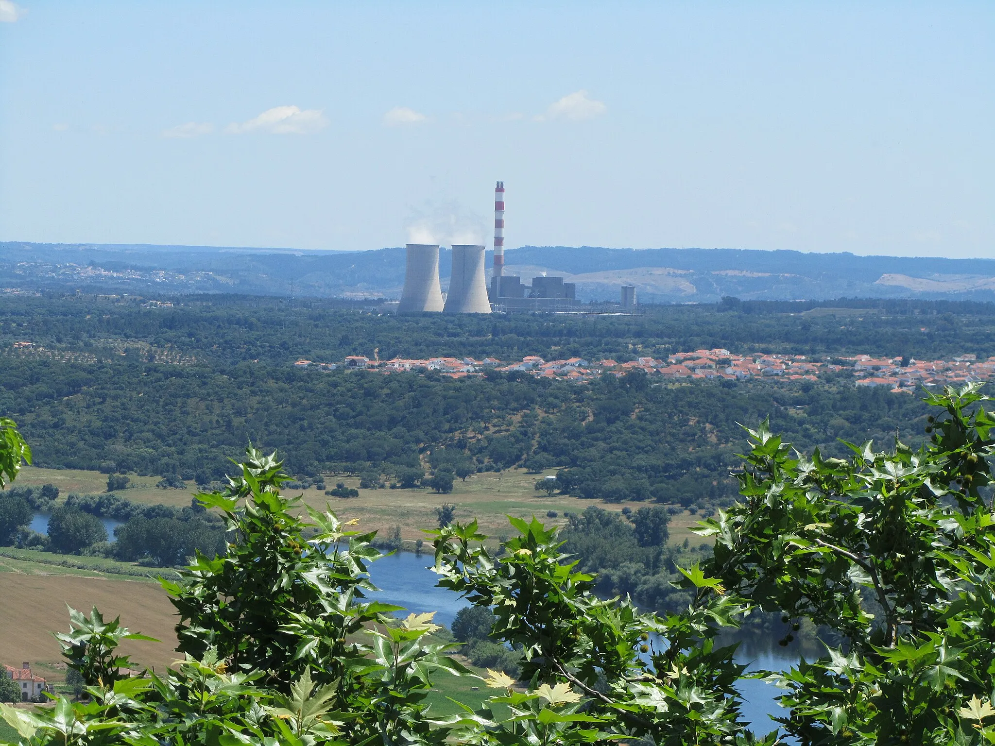 Photo showing: Vista geral da central a partir do castelo da Abrantes