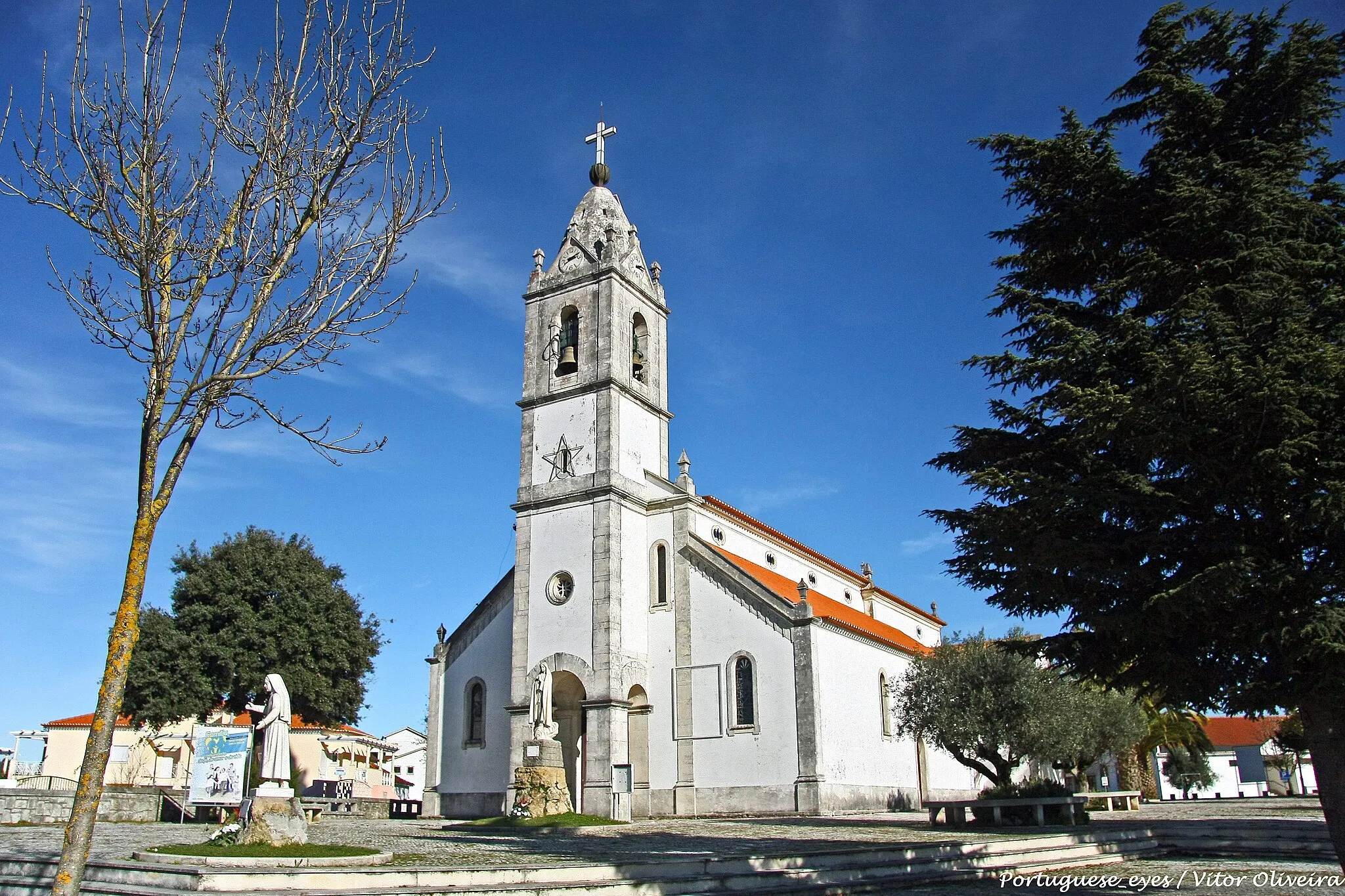 Photo showing: Aí, os videntes foram baptizados e fizeram a sua inserção na comunidade cristã.

À entrada, do lado esquerdo da porta principal, encontra-se a Pia Baptismal onde os três pastorinhos Lúcia, Francisco e Jacinta foram baptizados. www.fatima.pt/portal/index.php?id=2577