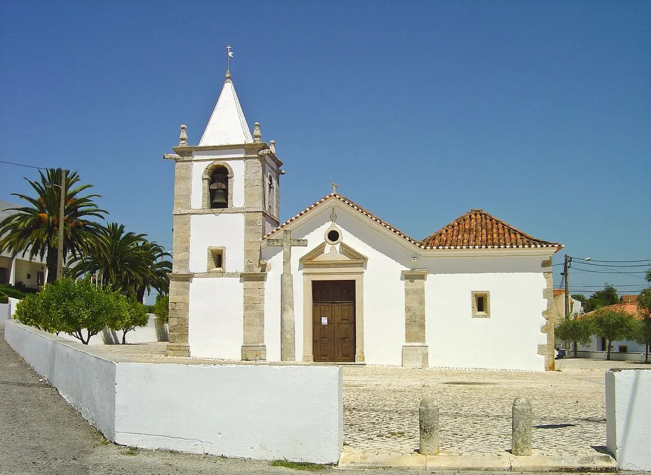 Photo showing: Construída em 1511, a Igreja Matriz da Louriceira é, de todo o seu património, o edifício com maior interesse histórico e arquitectónico. De invocação a Nossa Senhora da Conceição, este templo tem sofrido várias alterações, das quais se salientam as reconstruções de 1560 e de 1942, tendo sido recentemente classificado como imóvel de interesse público. Esta igreja, de estilo manuelino, posteriormente alterado, tem empena de bico ladeado por uma torre baixa de base quadrangular de feição quinhentista, as portas laterais são manuelinas, com as vergas golpeadas; no extra-dorso da capela-mor existem três gárgulas ornamentais. O corpo do templo é revestido por azulejos azuis e brancos do século XVI, que anteriormente o deviam revestir totalmente. No pavimento da capela-mor há uma lápide sepulcral digna de referência com um leão no escudo e no epitáfio semi-apagado, em que se diz serem os jacentes Lopo Dias Fayn, fidalgo da Casa d’El Rei falecido em 20 de Janeiro de 1560 e sua mulher.
No fecho da cúpula da torre pode ver-se a data de 1561.
A torre tem um sino documentado: BELLAS – R. DOS MASTROS – LISBOA. Da estatuária da igreja merece destaque uma imagem de Santa Luzia, um nicho do altar mor em pedra do século XVI, posteriormente pintado, um S. Vicente em pedra do século XVI, uma Nossa Senhora em pedra do início do século XVII e uma imagem de S. Sebastião, boa escultura de pedra do século XVI. www.cm-alcanena.pt/pt/conteudos/concelho/Patrim%c3%b3nio/...

See where this picture was taken. [?]