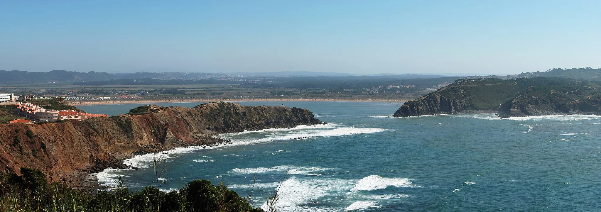 Photo showing: The bay of São Martinho do Porto, a view from outside