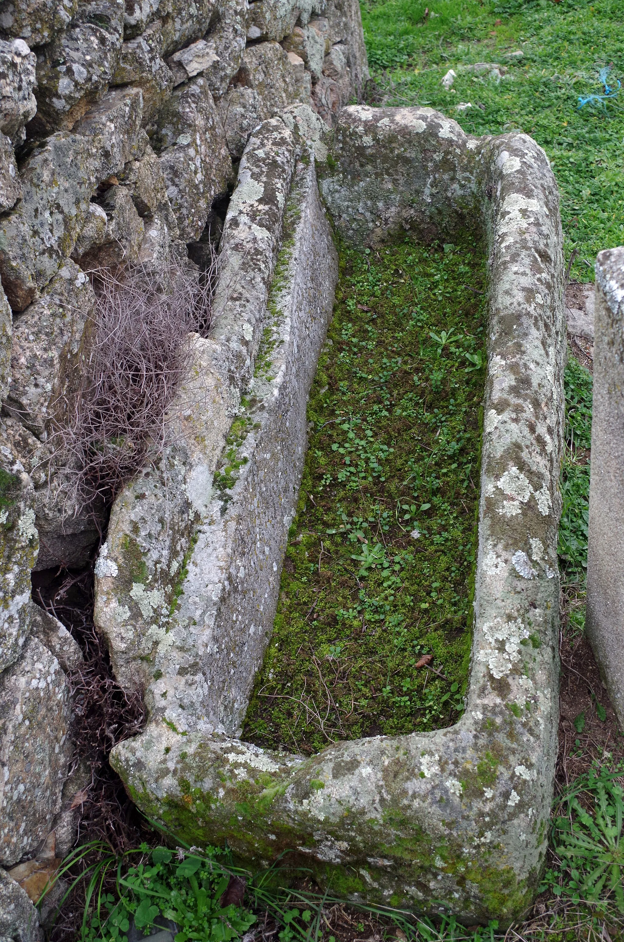 Photo showing: Sarcophagus used as water trough. Cabeço fountain in Algodres (Guarda, Portugal).