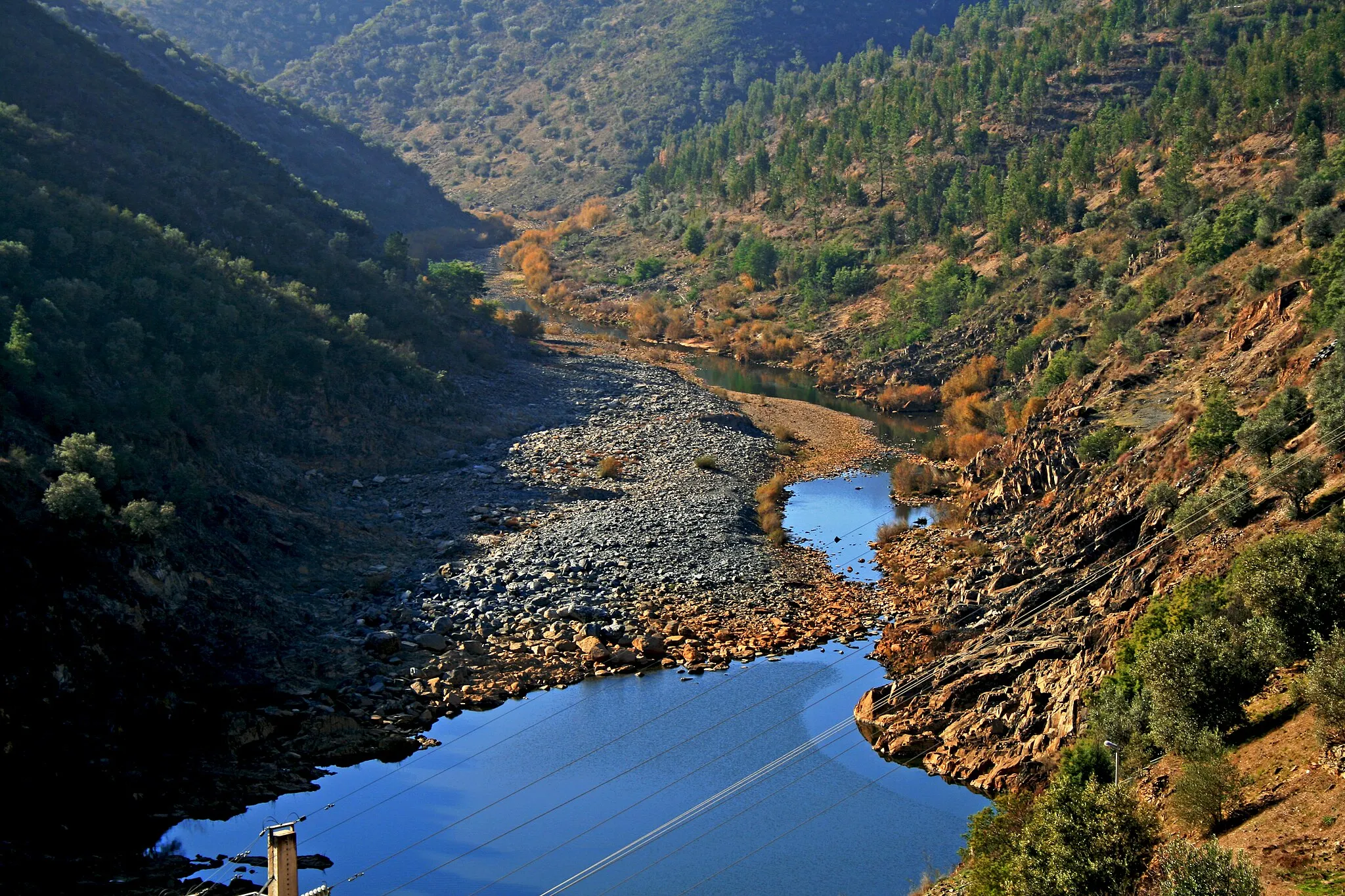 Photo showing: On Explore #422   em    16.12.2007
O rio Ocreza nasce na vertente Sul da Serra da Gardunha, corre para Sul e desagua na margem direita do rio Tejo. Um rio da região da Beira Baixa no interior centro de Portugal, de natureza agreste e seca. Nesta foto apresenta-se o percurso a seguir à Barragem de Pracana.

The river Ocreza is born in the South slope of the Mountain range of the Gardunha, run for South and it flows into the right edge of the river Tagus. A river of the region of the Beira Baixa in the inner centre of Portugal, of rural and dry nature. In this photo there shows up the distance following to the Dam of Pracana.