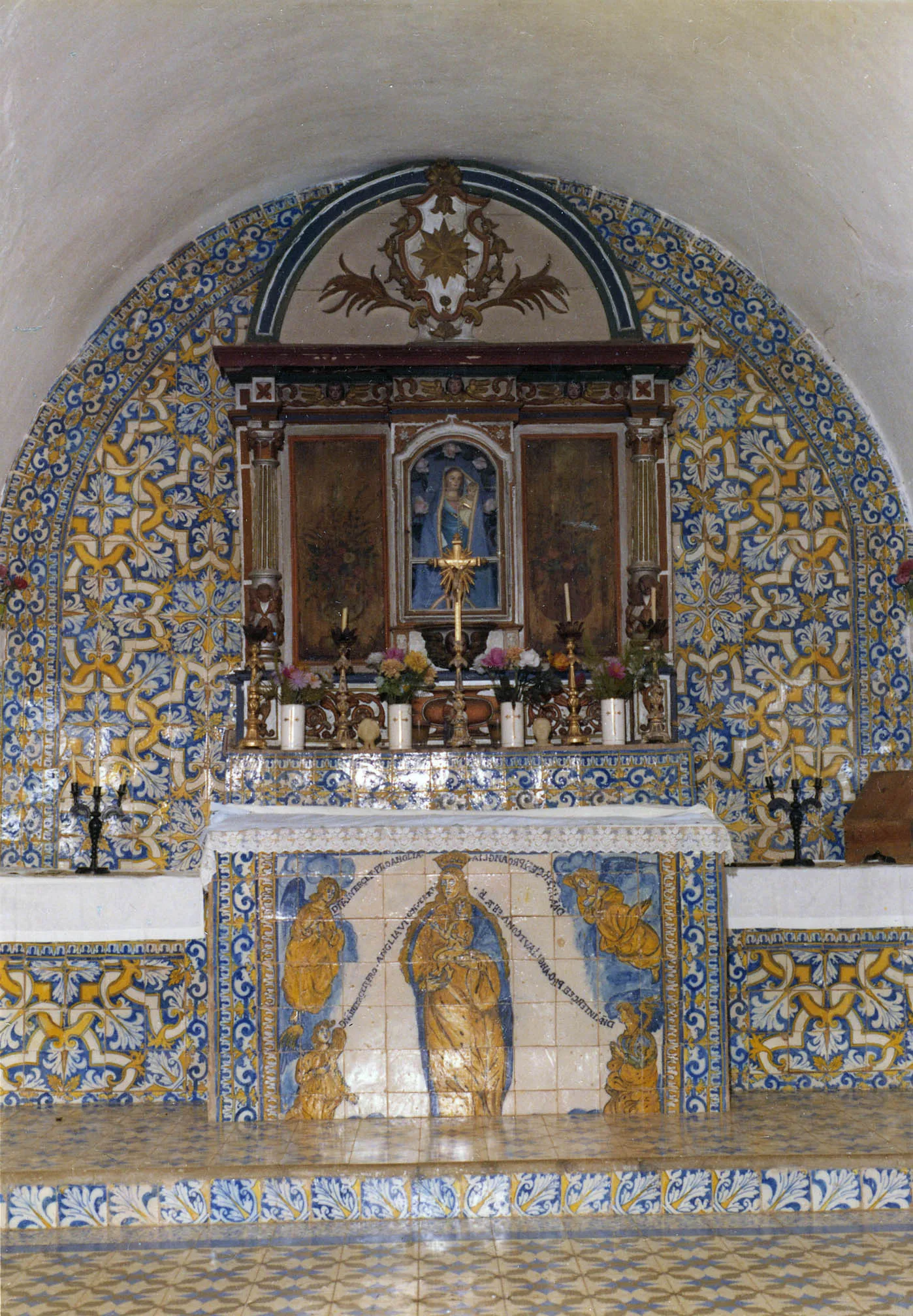 Photo showing: Altar-Mor.
Fotógrafo: João Miguel dos Santos Simões, 1907-1972.
Data de produção da fotografia original: 1960-1970.

[CFT009.2186.ic]