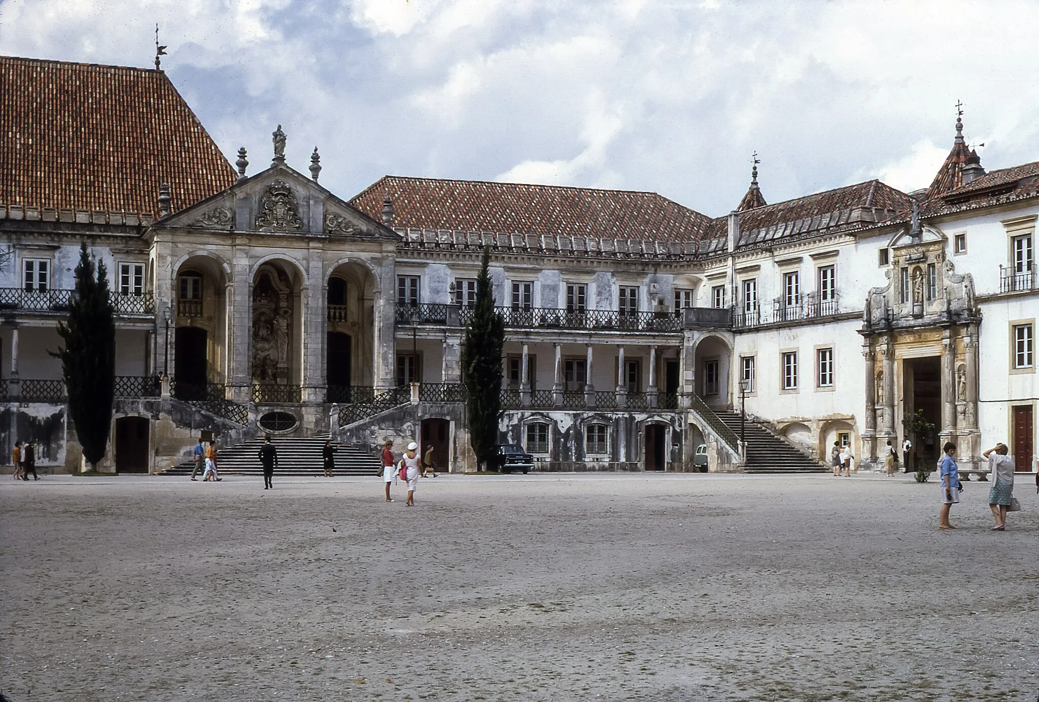 Photo showing: Courtyard of the University.