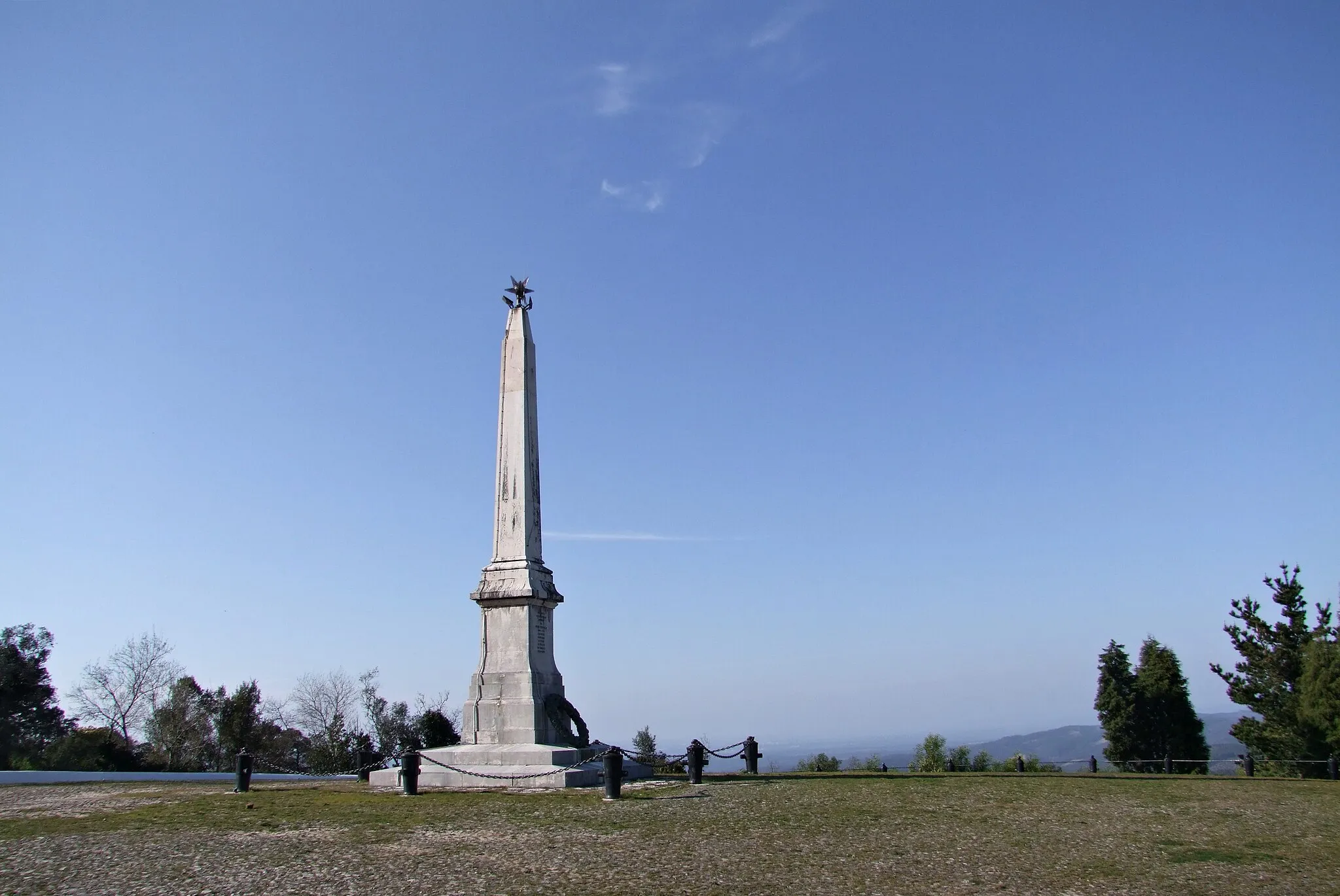 Photo showing: Bussaco (Buçaco) : memorial to the Victory (Septembre 27, 1810) of the  Anglo-Portuguese Army over the French napoléonic invader.
The obelisk, erected in 1873, as well as the whole site, are surrounded by cannons taken from the enemy.