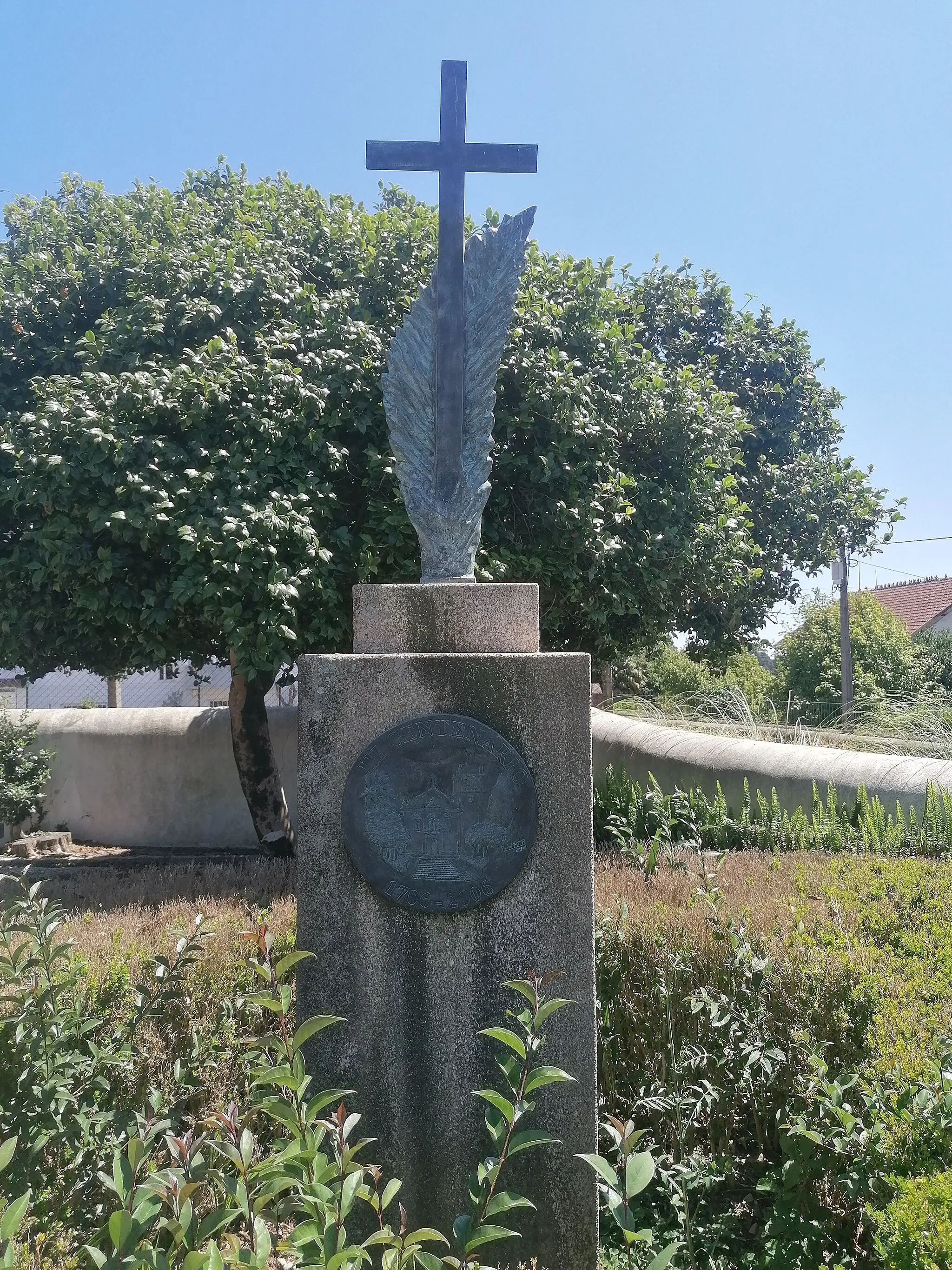 Photo showing: Escultura de António Mota, colocada em 2006, em frente da igreja de Pinheiro da Bempota, no âmbito da comemoração dos 300 anos da Igreja de Pinheiro da Bempota.