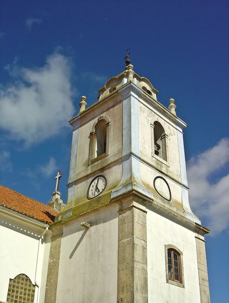 Photo showing: A igreja matriz de Moita dos Ferreiros, um dos pontos de interesse turístico da freguesia, data do século XVII. A sua construção está envolvida numa curiosa história, pois o fim das obras ocorreu apenas no século passado, com a erecção da última torre sineira.
Três séculos depois, o projecto final estava enfim concluído.
No seu interior, junto ao altar-mor, pode ver-se a sepultura de Simão do Rego, descendente de fidalgos que desempenharam importantes cargos oficiais nesta região ao longo do século XVII.
Em 1702, foi aqui fundada a Irmandade das Almas, ainda hoje existente, e em 1938 a Irmandade do Santíssimo Sacramento. www.alvorada.pt/nivel3.php?id=151&nivel1=9&nivel2=9

See where this picture was taken. [?]