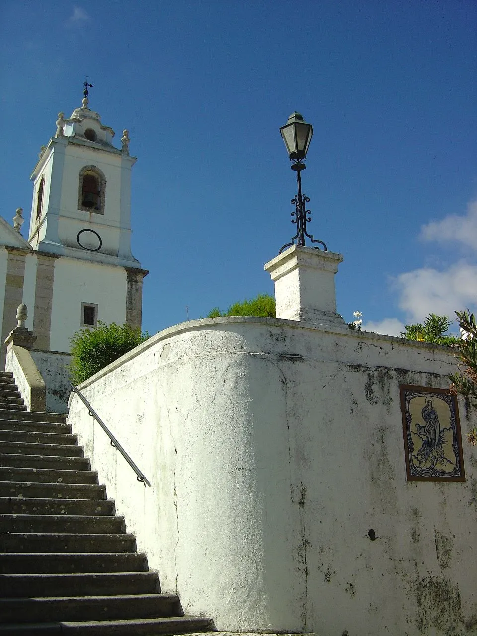 Photo showing: A igreja matriz de Moita dos Ferreiros, um dos pontos de interesse turístico da freguesia, data do século XVII. A sua construção está envolvida numa curiosa história, pois o fim das obras ocorreu apenas no século passado, com a erecção da última torre sineira.
Três séculos depois, o projecto final estava enfim concluído.
No seu interior, junto ao altar-mor, pode ver-se a sepultura de Simão do Rego, descendente de fidalgos que desempenharam importantes cargos oficiais nesta região ao longo do século XVII.
Em 1702, foi aqui fundada a Irmandade das Almas, ainda hoje existente, e em 1938 a Irmandade do Santíssimo Sacramento. www.alvorada.pt/nivel3.php?id=151&nivel1=9&nivel2=9

See where this picture was taken. [?]