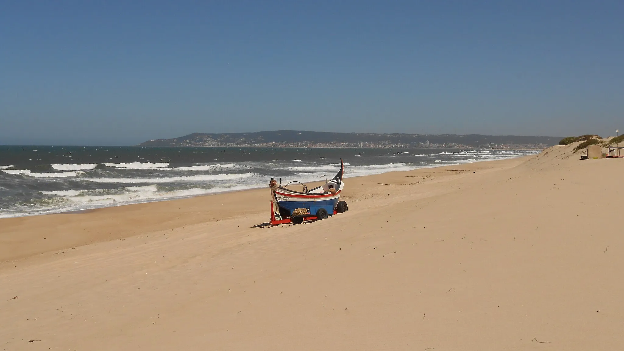 Photo showing: Boat of a fishermen at the Costa de Lavos beach.
