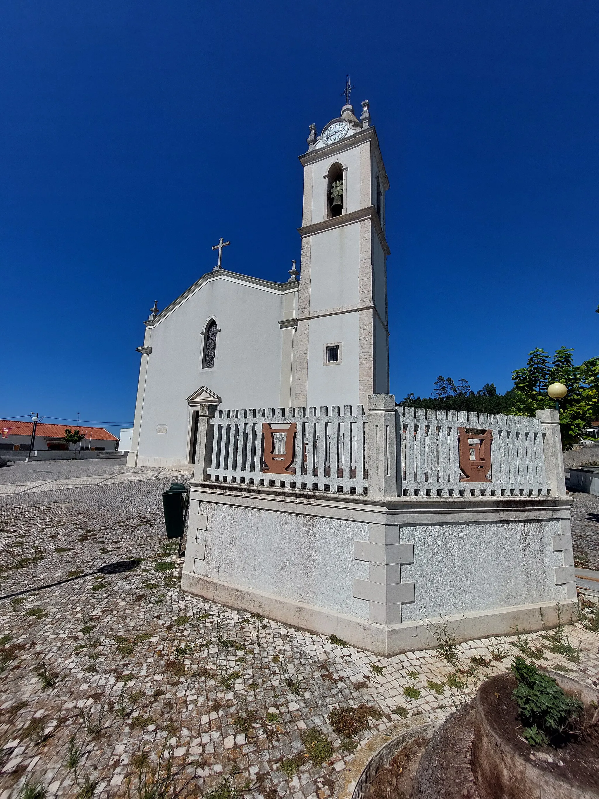 Photo showing: Vista para Igreja Paroquial de Colmeias com coreto em primeiro plano