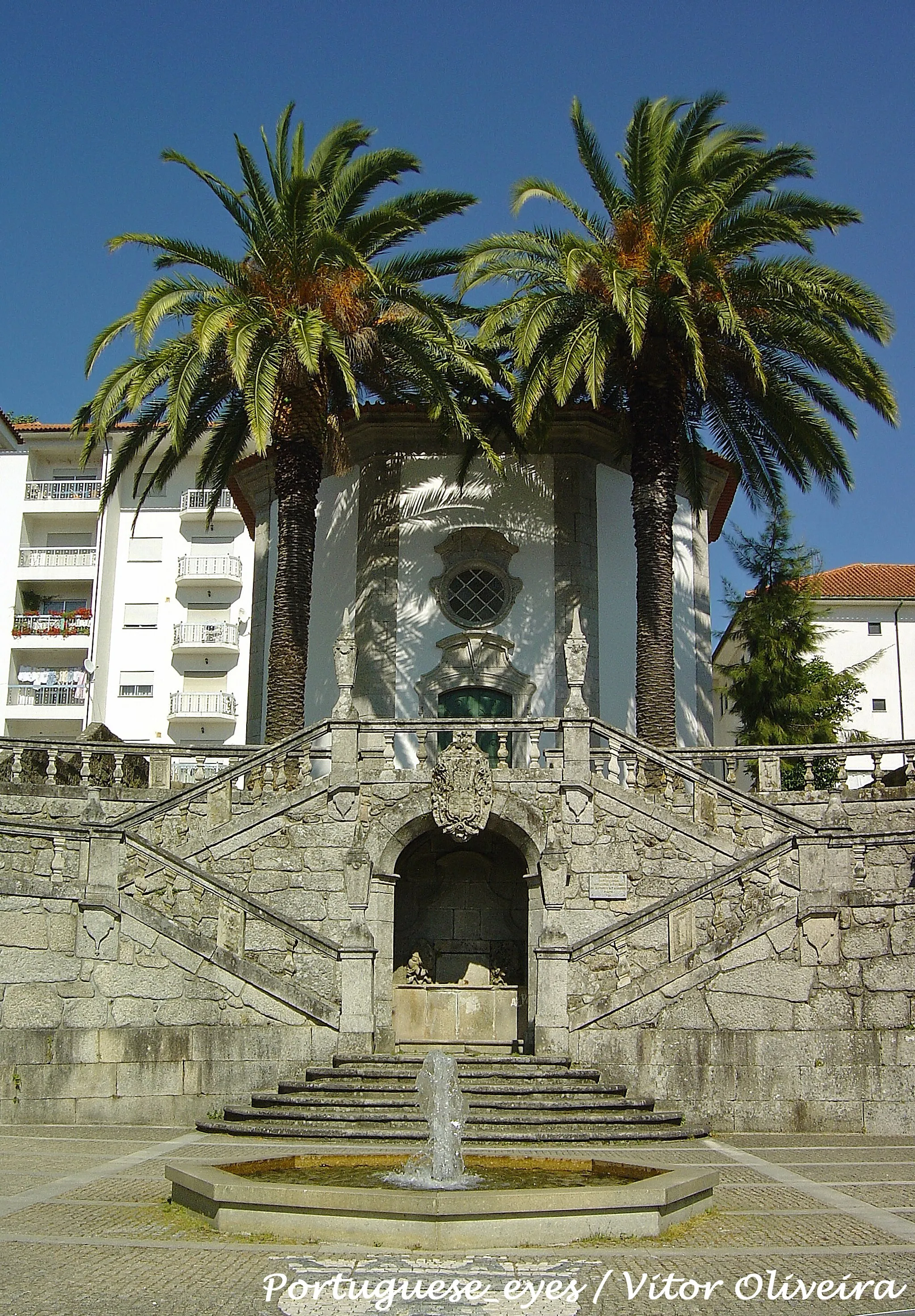 Photo showing: Foi construída em 1776, a mando de D. Manuel de Vasconcelos Pereira, Bispo de Lamego natural de Castro Daire, em conjunto com a Casa da Cerca que se ergue ao lado, servindo-lhe de capela privativa.
A capela destaca-se pela sua planta octogonal, principalmente se considerarmos o facto que este tipo de arquitectura é típica da zona de Braga e Coimbra durante o período da restauração e depois, mais tarde, associadas à figura da Rainha e regente D. Luísa de Gusmão.
Aos seus pés desenvolve-se a Fonte das Carrancas, formando uma magnífica composição com a capela no plano superior.
Uma abóbada de berço abriga o chafariz, tendo ali sido inscrito um brasão. www.cm-castrodaire.pt/index.php?option=com_content&vi...

See where this picture was taken. [?]