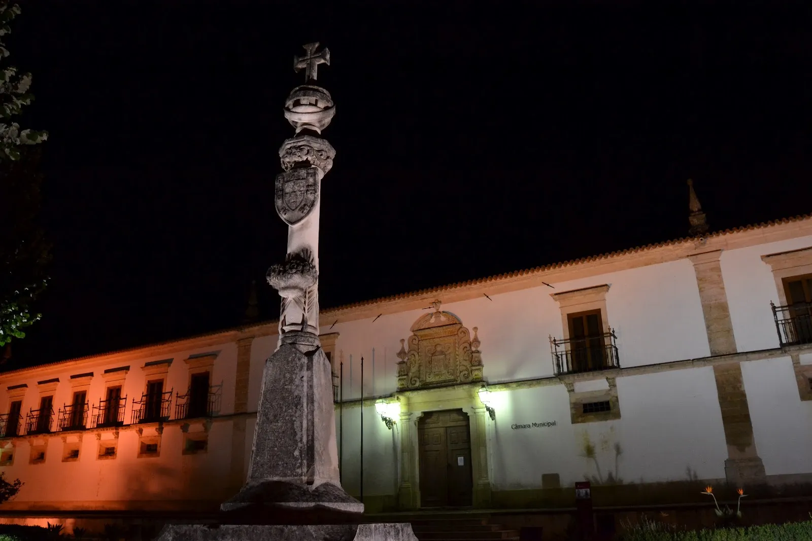 Photo showing: Vista noturna da Câmara Municipal de Condeixa, com o Monumento aos Mortos da I Guerra Mundial em primeiro plano.