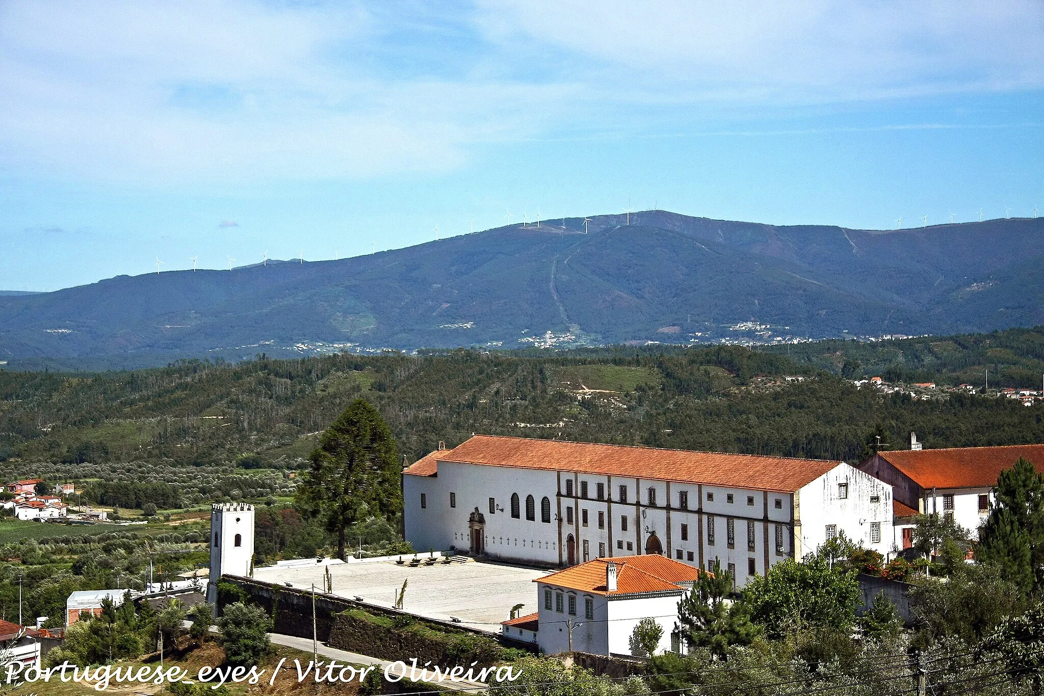 Photo showing: Situado entre a ribeira do Arouce e o rio Ceira, numa meia encosta rodeada de bosques e arvoredo, o mosteiro de Santa Maria de Semide conserva a memória de cerca de dez séculos de história, que se ligam, principalmente nos primeiros tempos, à história de Portugal, testemunhando uma forma de ocupação do espaço, própria do período da Reconquista (ALMEIDA, 2003, p. 123).
A primeira referência documental sobre Semide, data de 1154. É uma carta passada por D. Afonso Henriques onde se menciona o nome do abade, D. João, e o interesse na instituição por parte do Bispo de Coimbra e seu irmão, Martim Anaia. Esta família encontra-se ligada ao mosteiro desde os primeiros tempos, tendo sido uma neta de Martim Anaia a instituir, em 1183, o convento feminino que sucedeu a esta primeira casa masculina, ou que foi fundado após a sua extinção (IDEM; MELO, 1992, p. 17).
No decorrer da primeira metade do século XVI, as tentativas de reforma estiveram ligadas a religiosas cistercienses, e desde esta época há indicações sobre o desejo de extinguir o convento de Semide, e enviar as religiosas para Santa Ana, em Coimbra, o que, na verdade, veio a acontecer, mas por um breve período e somente no século XVII (ALMEDA, 2003, pp. 124-125; MATTOSO, 1974, tomo II, p. 35).
Do convento primitivo parece não ter subsistido qualquer elemento, e a construção mais antiga que se conhece é o claustro inferior, de cerca de 1540, com cinco vãos de arcos semicirculares, suportados por colunas toscanas, e com arcos-capelas que originalmente continham retábulos (este viria a sofrer fortes danos com o incêndio ocorrido em 1990). Todavia, as intervenções levadas a cabo em 2001 permitiram concluir com certeza que a área ocupada pelas edificações medievais correspondia ao claustro quinhentista e à igreja (SILVA, 2003, pp. 129-130).
A história do convento de Semide ficou marcada pelo incêndio de grande amplitude, em 1664, que obrigou a uma renovação do conjunto monástico, só parcialmente concluída. Exemplo desta situação é o claustro superior, com apenas duas alas, e mais tarde revestido por azulejos de tipo coimbrão. A igreja estava terminada em 1697 e o seu equipamento decorativo é bem característico da arte do reinado de D. Pedro II. De planta rectangular, com capela-mor e coro nas extremidades, e porta principal na fachada lateral, a igreja é revestida por azulejos seiscentistas de tipo tapete na zona do coro. A capela-mor exibe tecto de caixotões com representações da vida de São Bento, e retábulo-mor de talha dourada, característico do denominado estilo nacional ou proto-barroco, com as imagens de São Bento e Santa Escolática. No exterior, o portal é o elemento de maior destaque, de linguagem barroca, flanqueado por pilastras e encimado por medalhão com a imagem de São Bento e escudo da ordem, envolto por aletas.
Os azulejos da nave e da capela baptismal remontam a uma campanha decorativa mais avançada, já da segunda metade do século XVIII. Os silhares recortados enquadram figurações de cenas da vida da Virgem, com medalhões inferiores de paisagens. De acordo com Santos Simões, um painel existente no Museu Machado de Castro, e proveniente da igreja de Semide, está datado de cerca de 1784 (SIMÕES, 1979, p. 151). O órgão, atribuído ao organeiro António Xavier Machado e Cerveira deverá ser contemporâneo desta segunda campanha. O mesmo acontece com os azulejos que revestem o claustro quinhentista, assinado por Sousa Carvalho e datados de 1784.
A extinção das Ordens Religiosas não trouxe consigo o encerramento imediato do convento, uma vez que a última freira faleceu, apenas, em 1896, data em que se encerrou o edifício passando a igreja para a paróquia. Alvo de novo incêndio em 1990, que afectou essencialmente o primeiro claustro, o convento foi depois objecto de um projecto de reabilitação e requalificação.
(Rosário Carvalho) www.ippar.pt/pls/dippar/pat_pesq_detalhe?code_pass=74998

See where this picture was taken. [?]