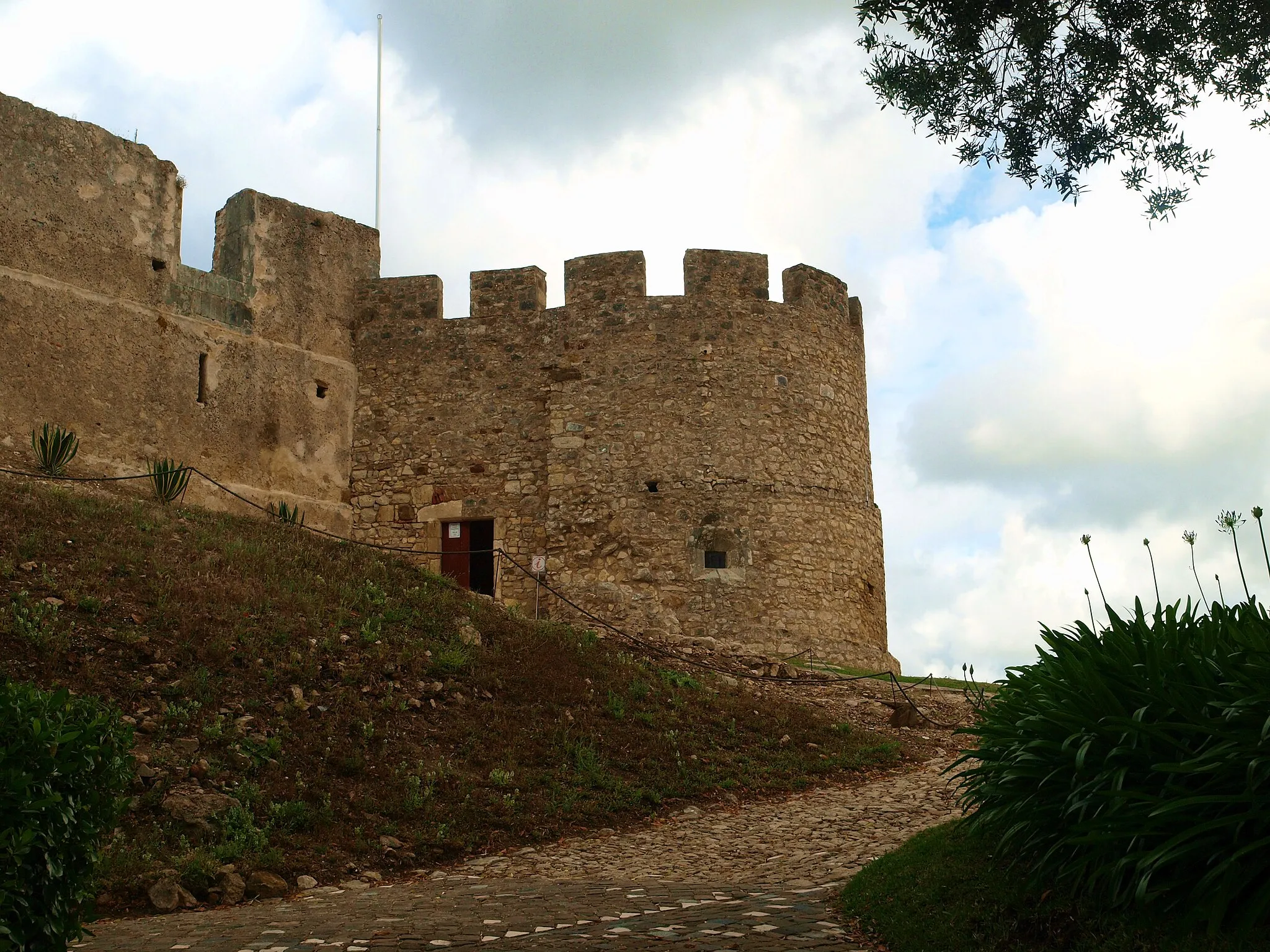 Photo showing: Tower of the castle of Torres Vedras, Portugal.