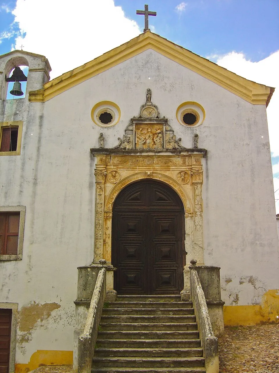 Photo showing: Data do século XVI, a Igreja da Misericórdia tem na sua fachada principal um pórtico renascentista em pedra de Ançã e na parede lateral um painel de azulejo representando a Rainha D. Leonor, fundadora das Misericórdias. www.portalinsitu.com/1841/igreja-da-misericordia.htm

See where this picture was taken. [?]