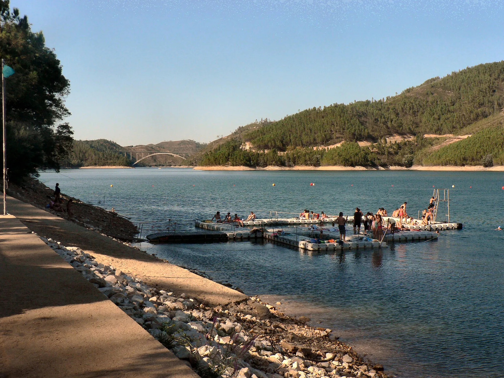 Photo showing: Praia Fluvial da Castanheira (Lago Azul) em Ferreira do Zêzere