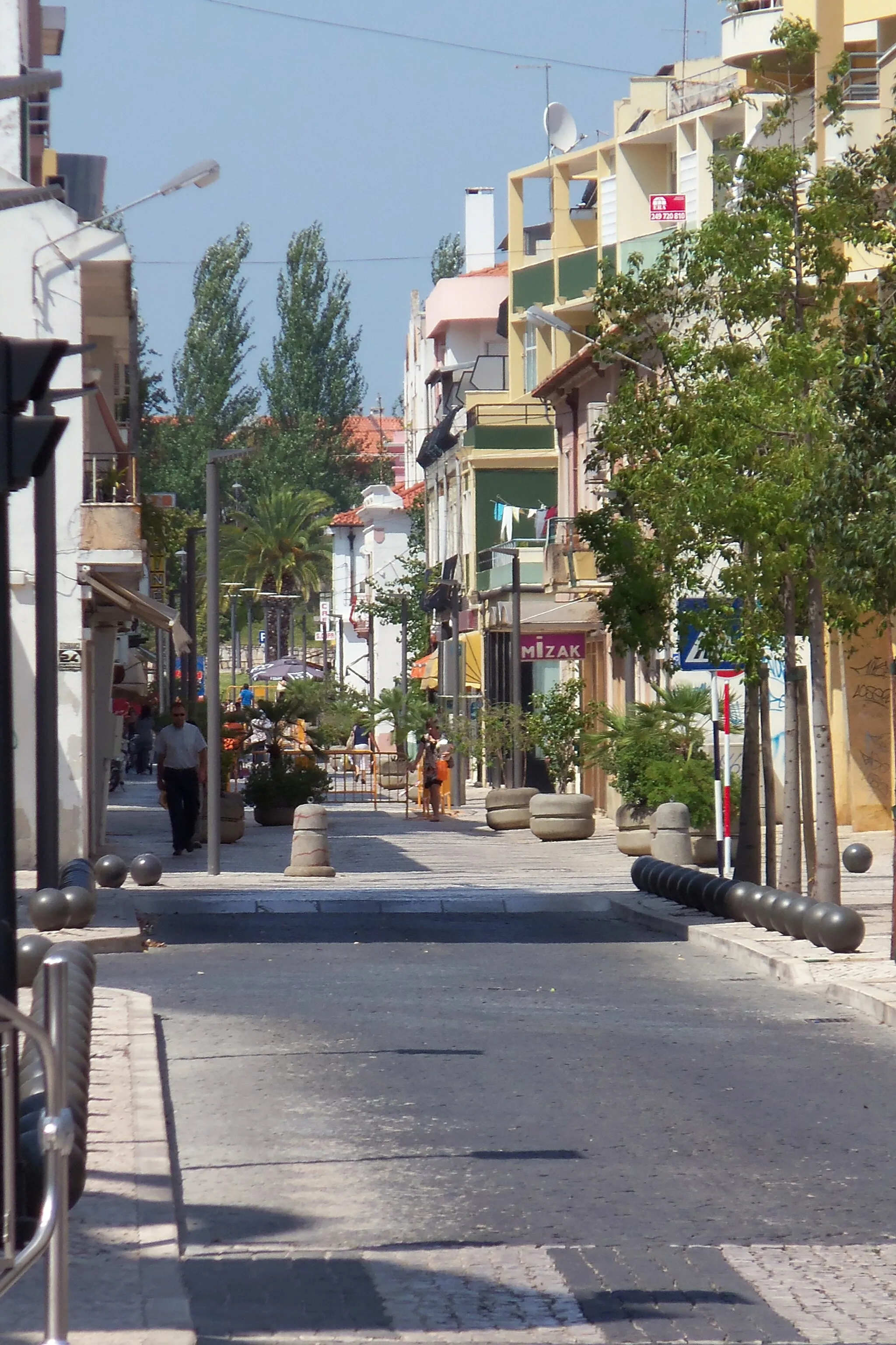 Photo showing: The main shopping street of Entroncamento city (Rua Luis Falcon Sommer). Mostly paved and intended especially for pedestrian traffic, gives access to three shopping malls as well as several traditional trade that is concentrated in this street and surrounding area.