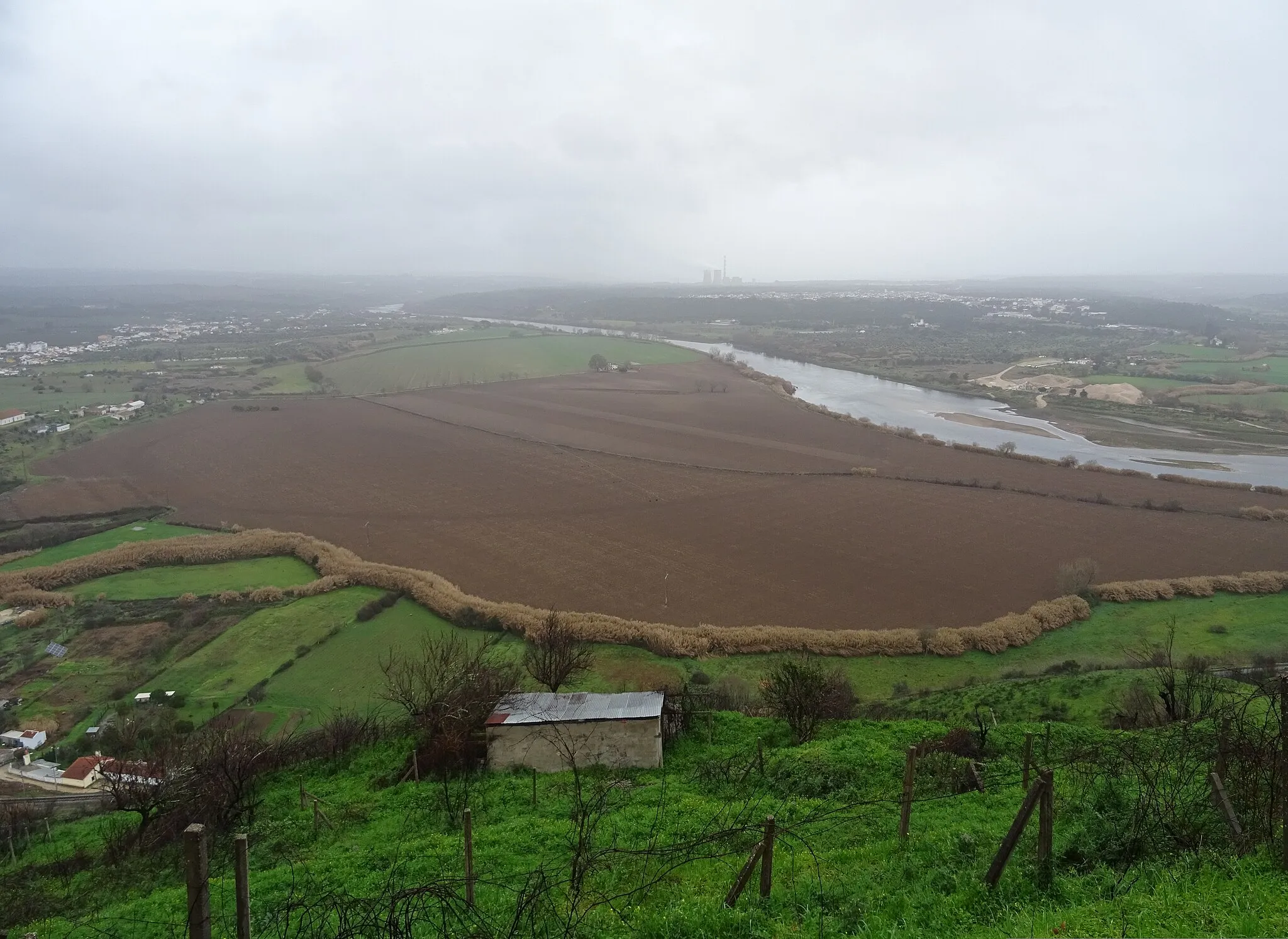 Photo showing: Campos agrícolas em Alferrarede coma Central Termoeléctrica à distância