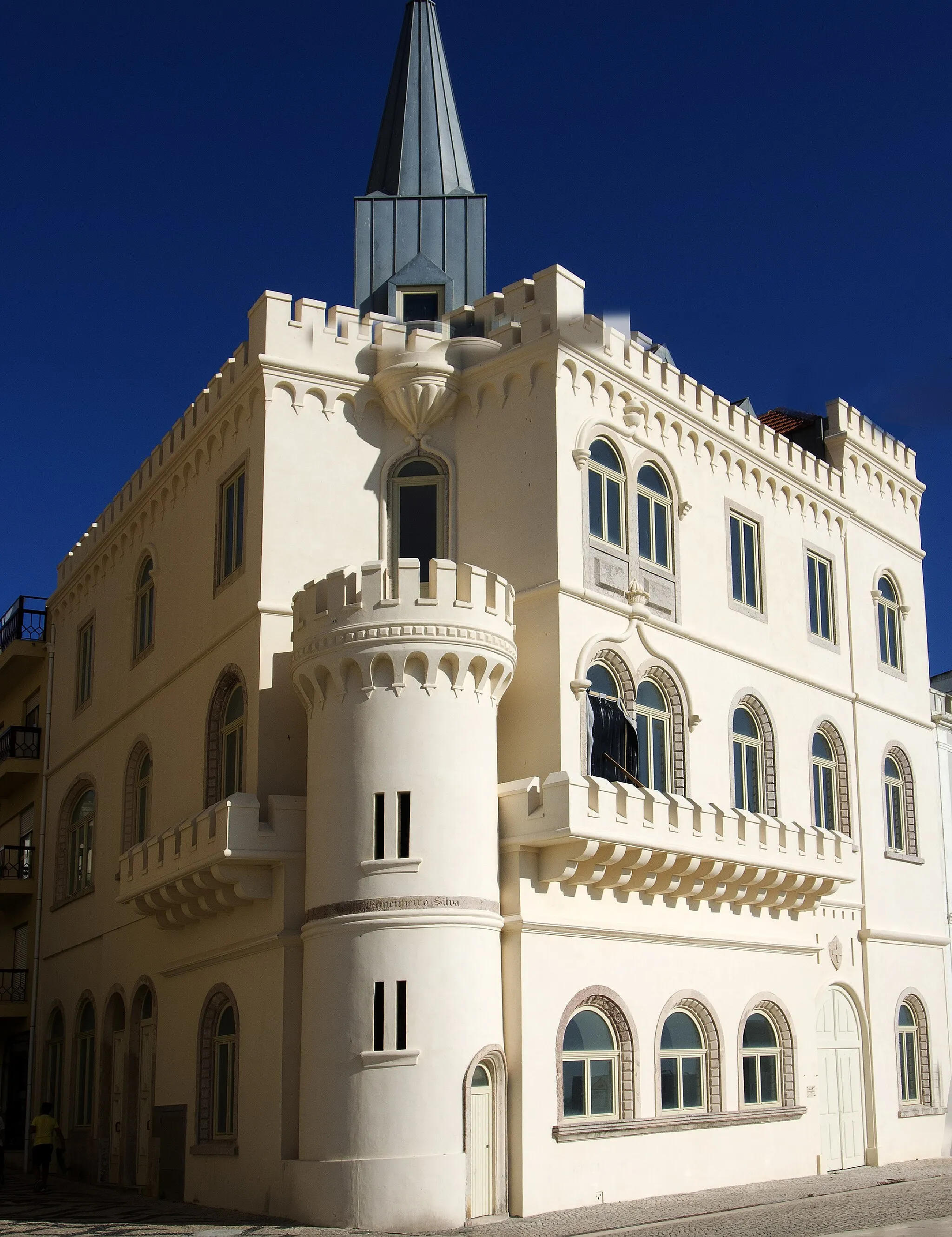 Photo showing: Conjunto do Castelo das Conchas (ou Castelo Engenheiro Silva), edifício (do antigo Turismo) e Casa das Conchas, Esplanada Silva Guimarães - conjunto em Figueira da Foz, Portugal