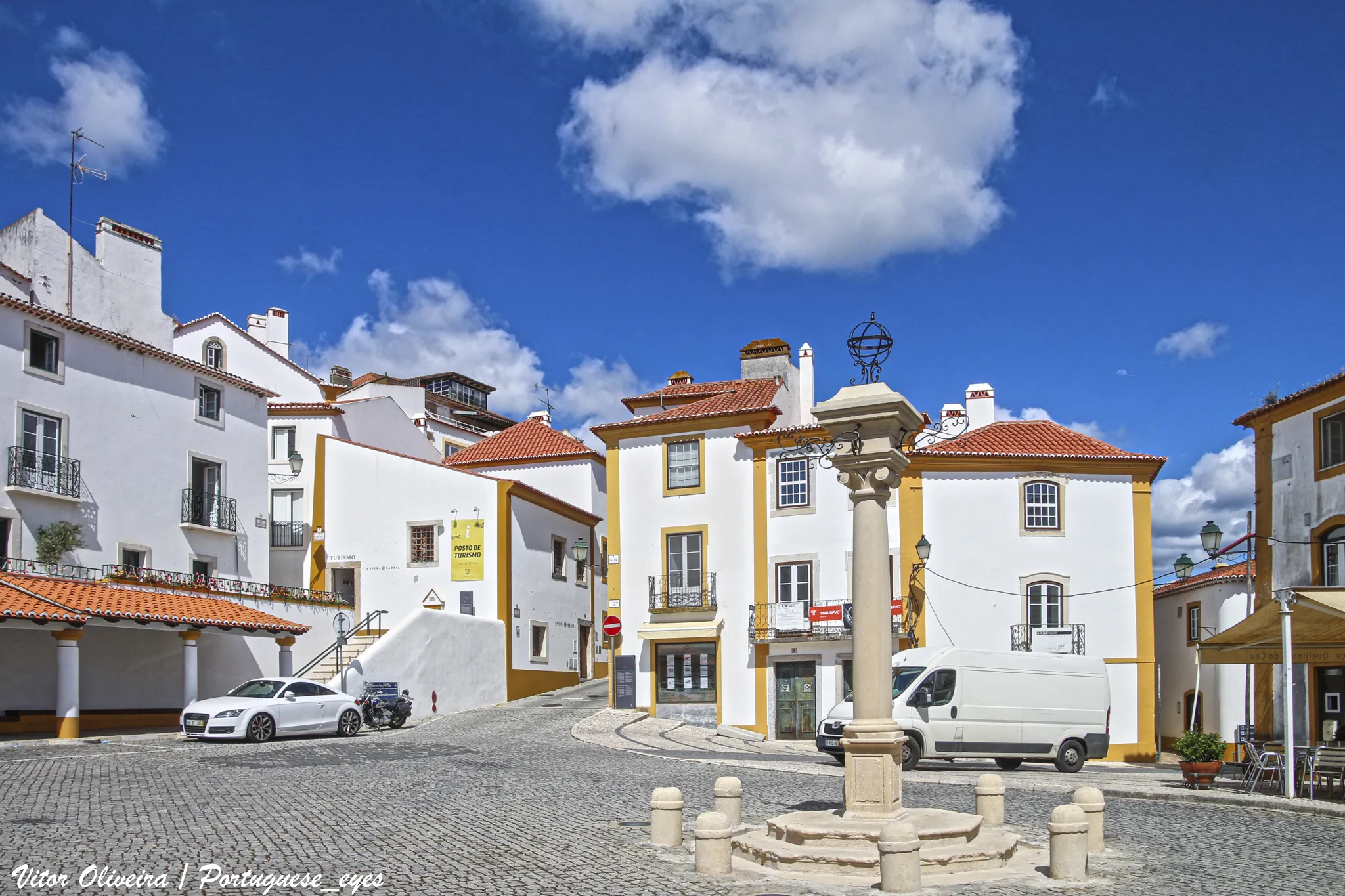 Photo showing: O Pelourinho de Constância situa-se na actual Praça Alexandre Herculano, em Constância.
Foi construído em 1821, em substituição do que foi destruído durante as invasões francesas.[carece de fontes]
Este pelourinho apresenta uma base com dois degraus octagonais, sobre a qual assenta uma coluna encimada por um capitel jónico, que termina com uma esfera armilar em ferro forjado.
À volta da base do pelourinho podemos observar oito frades, colocados no início do século XX.

Está classificado como Imóvel de Interesse Público desde 1933. pt.wikipedia.org/wiki/Pelourinho_de_Const%C3%A2ncia