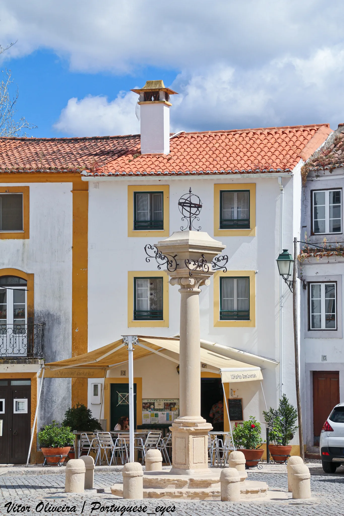 Photo showing: O Pelourinho de Constância situa-se na actual Praça Alexandre Herculano, em Constância.
Foi construído em 1821, em substituição do que foi destruído durante as invasões francesas.[carece de fontes]
Este pelourinho apresenta uma base com dois degraus octagonais, sobre a qual assenta uma coluna encimada por um capitel jónico, que termina com uma esfera armilar em ferro forjado.
À volta da base do pelourinho podemos observar oito frades, colocados no início do século XX.

Está classificado como Imóvel de Interesse Público desde 1933. pt.wikipedia.org/wiki/Pelourinho_de_Const%C3%A2ncia