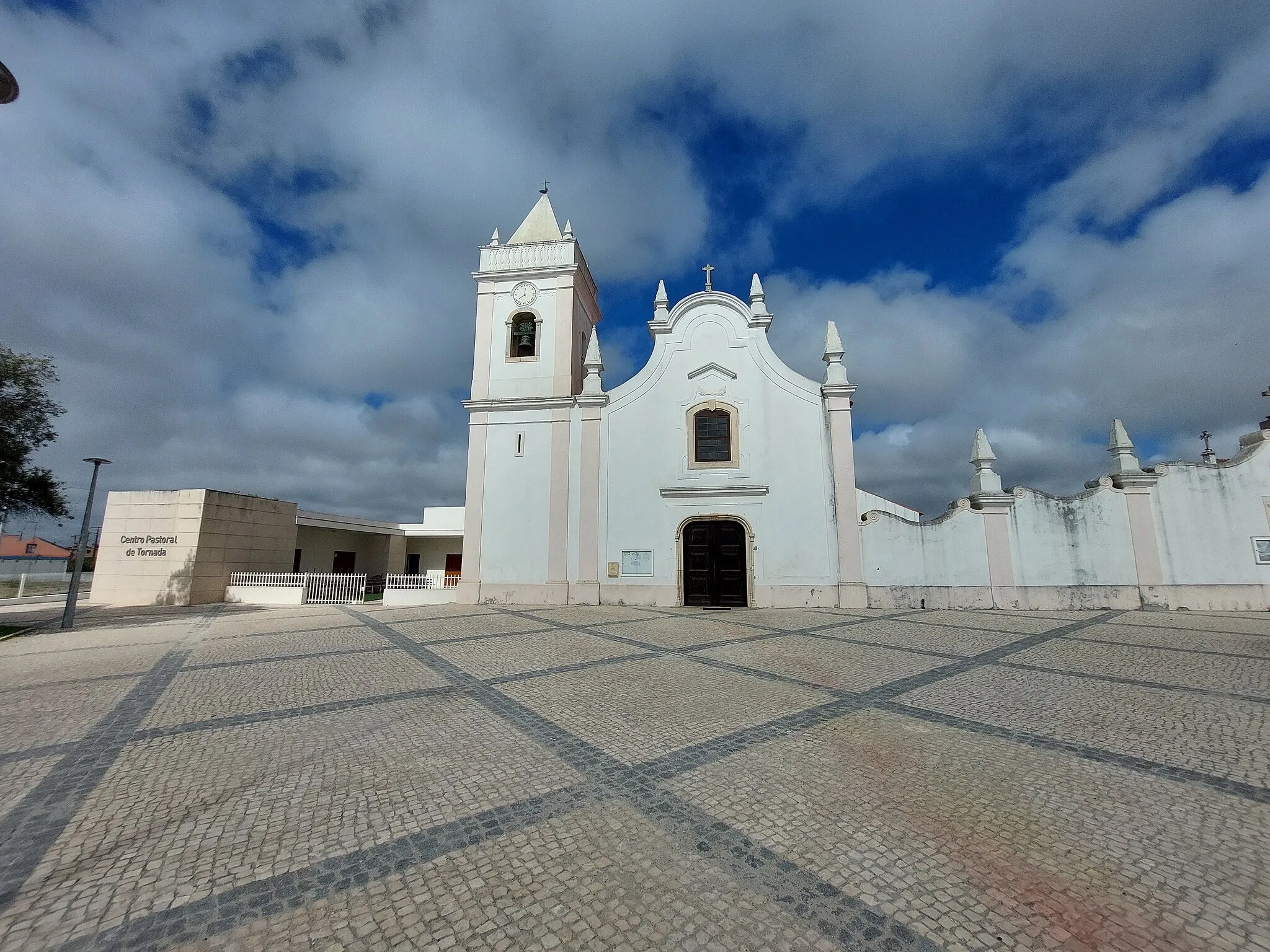 Photo showing: Enquadramento da Igreja paroquial de Nossa Senhora da Anunciação, em Tornada