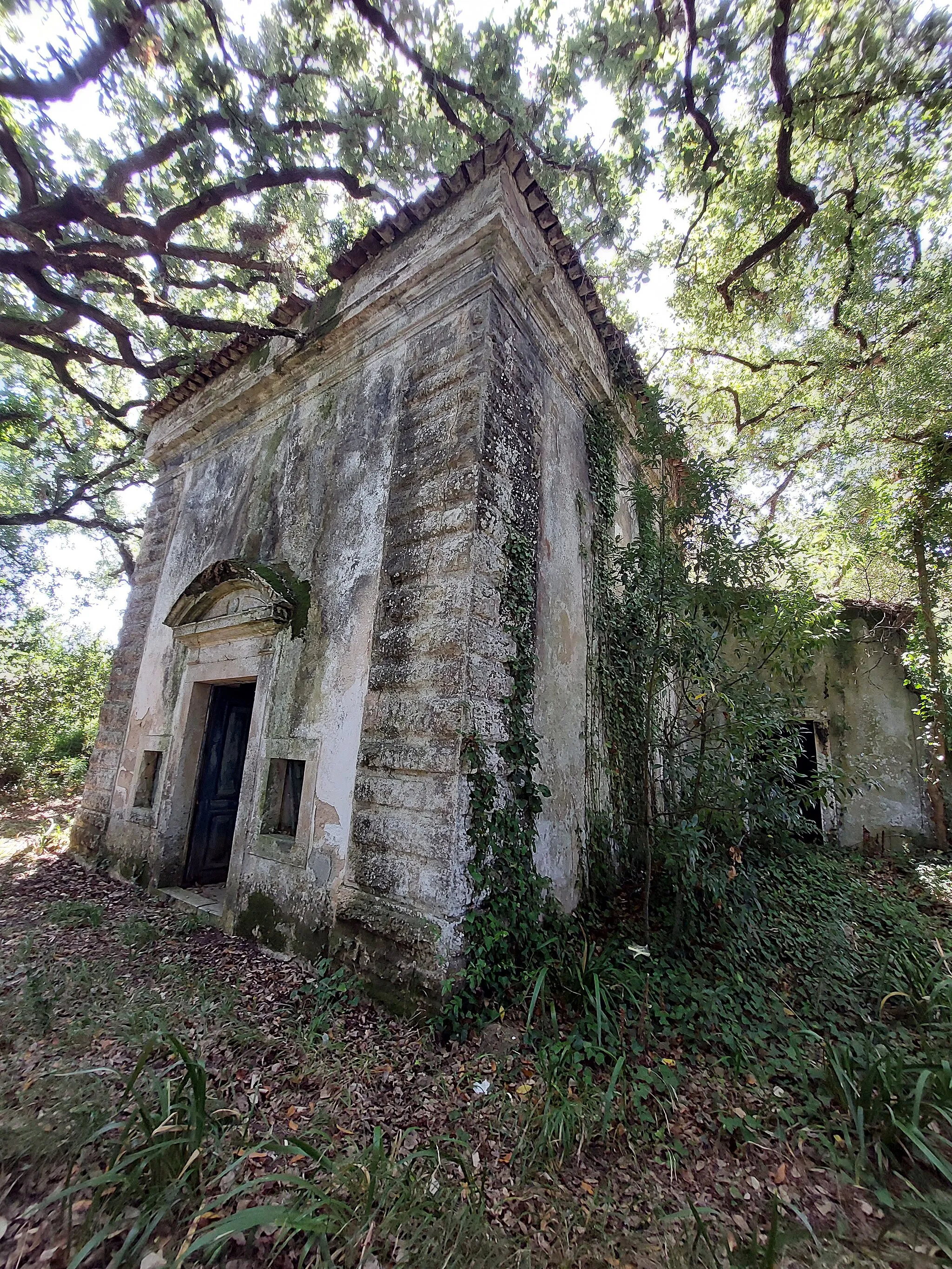 Photo showing: Vista de três quartos da Capela de Nossa Senhora da Piedade de Salir de Matos