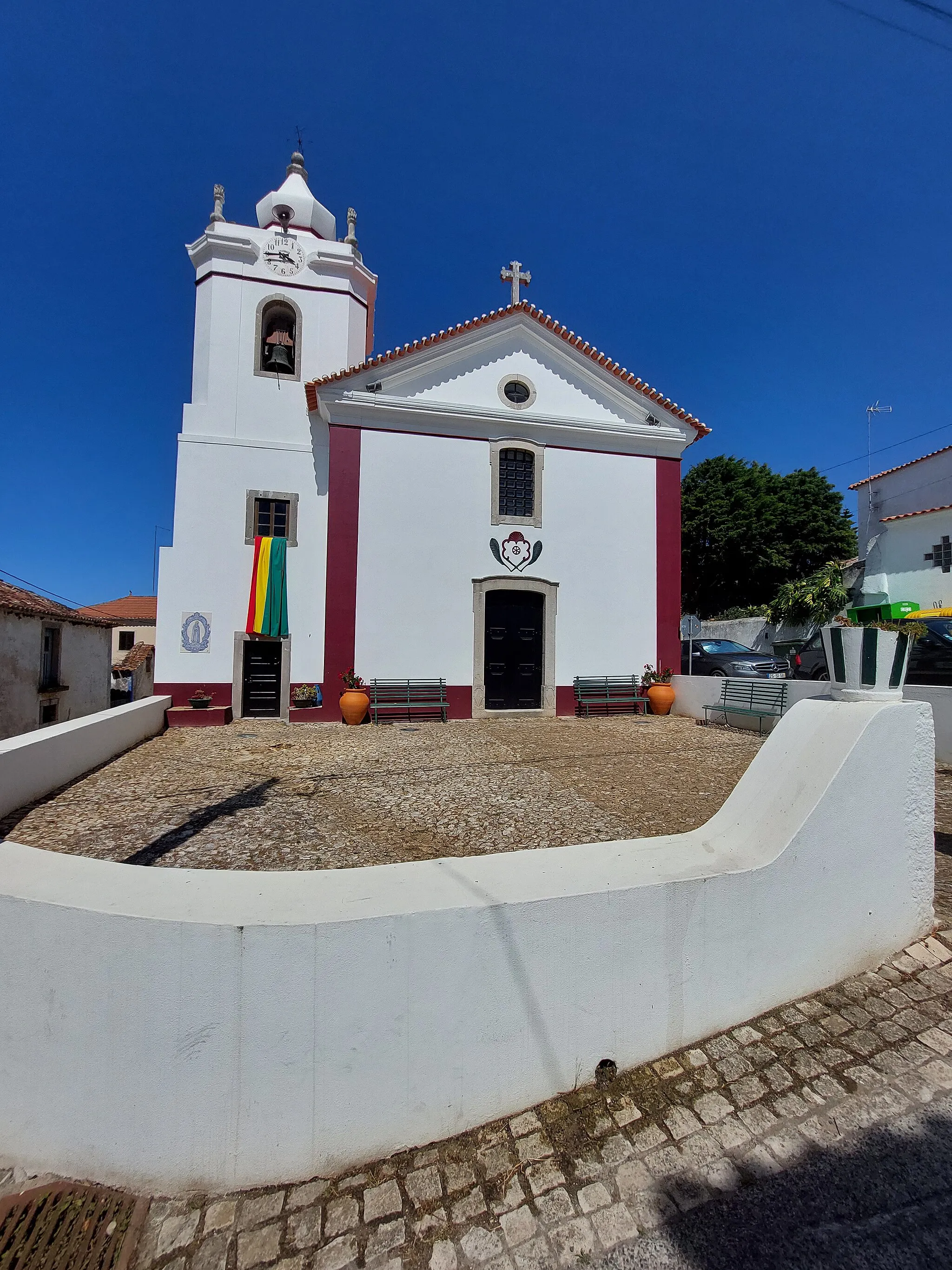 Photo showing: Vista para Igreja Paroquial de Sobral da Lagoa junto ao seu murete