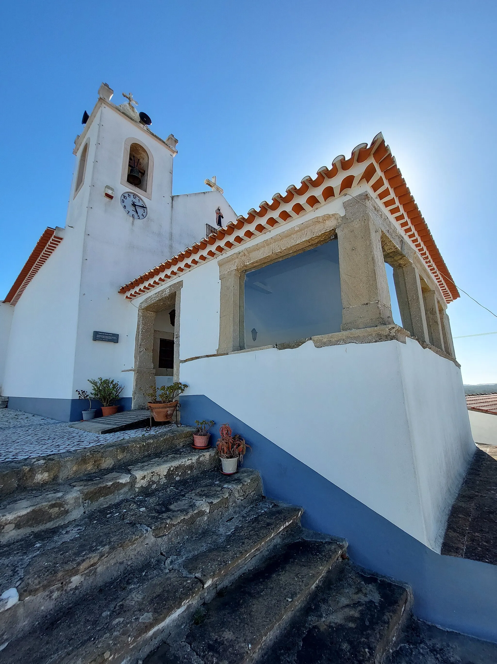 Photo showing: Torre sineira e alpendre da Igreja de Santo André do Arelho