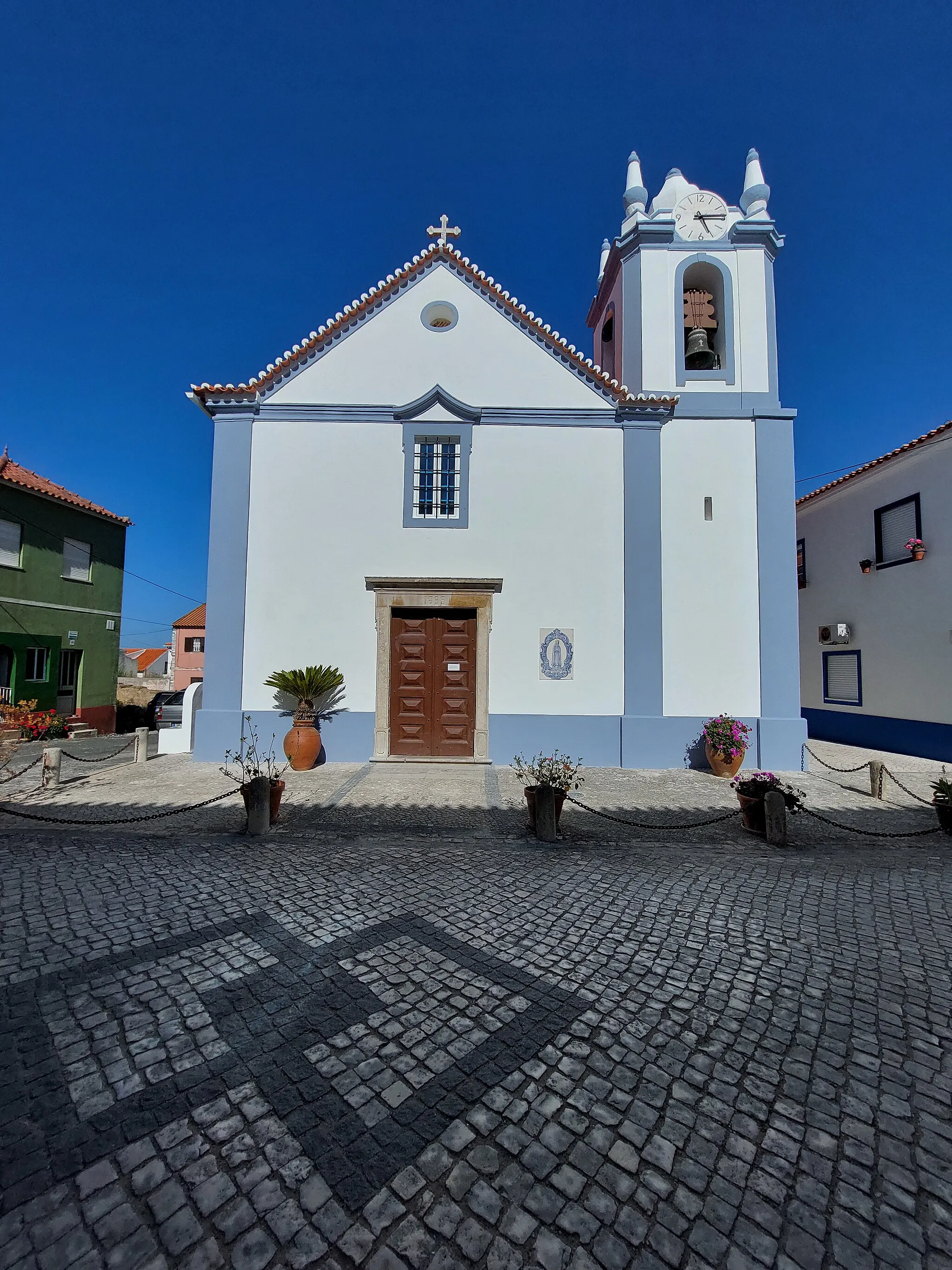 Photo showing: Frente da Igreja Paroquial de Vau