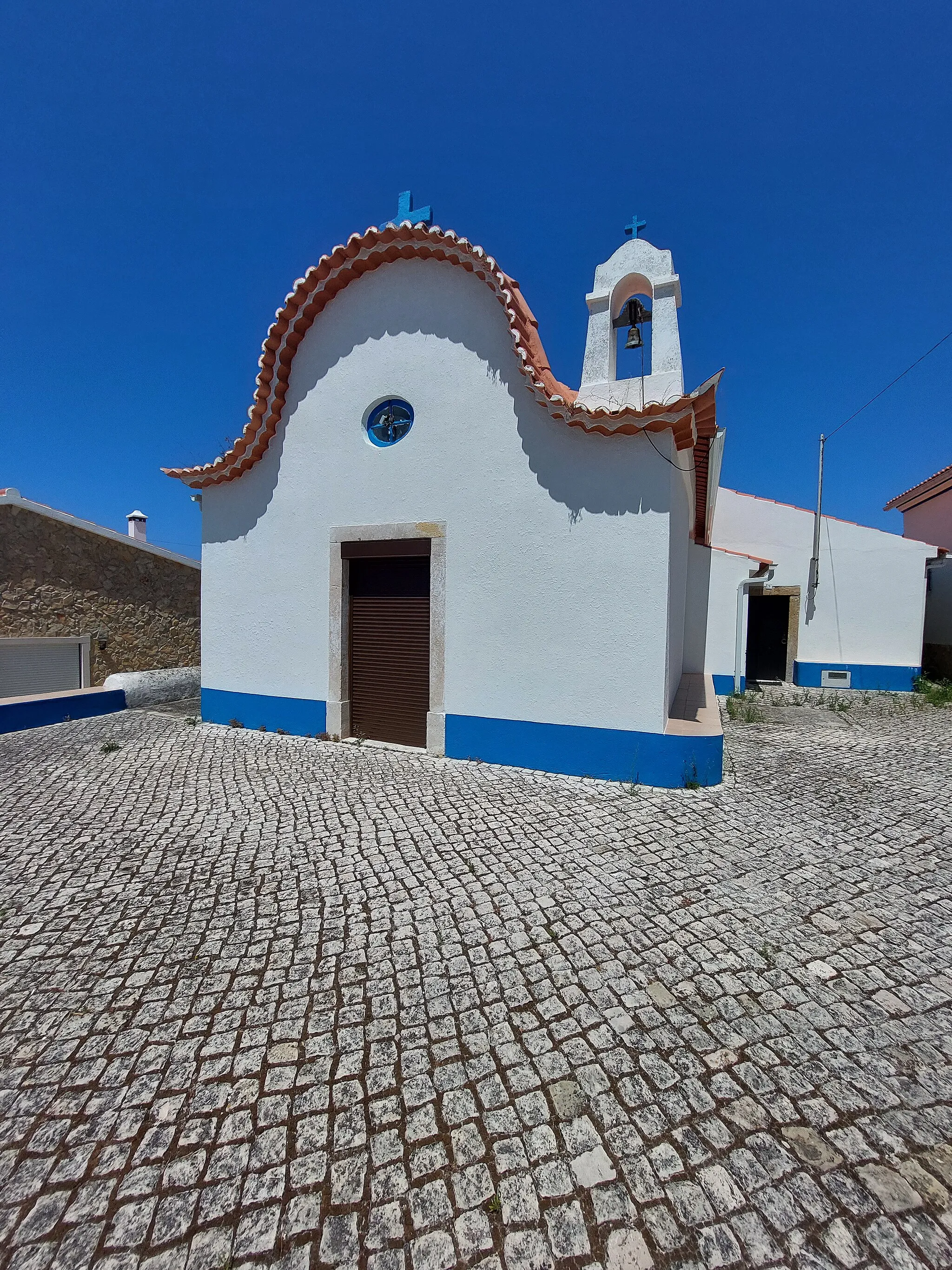 Photo showing: Sino e fachada principal da Capela de Santo Amaro da Sancheira Pequena.