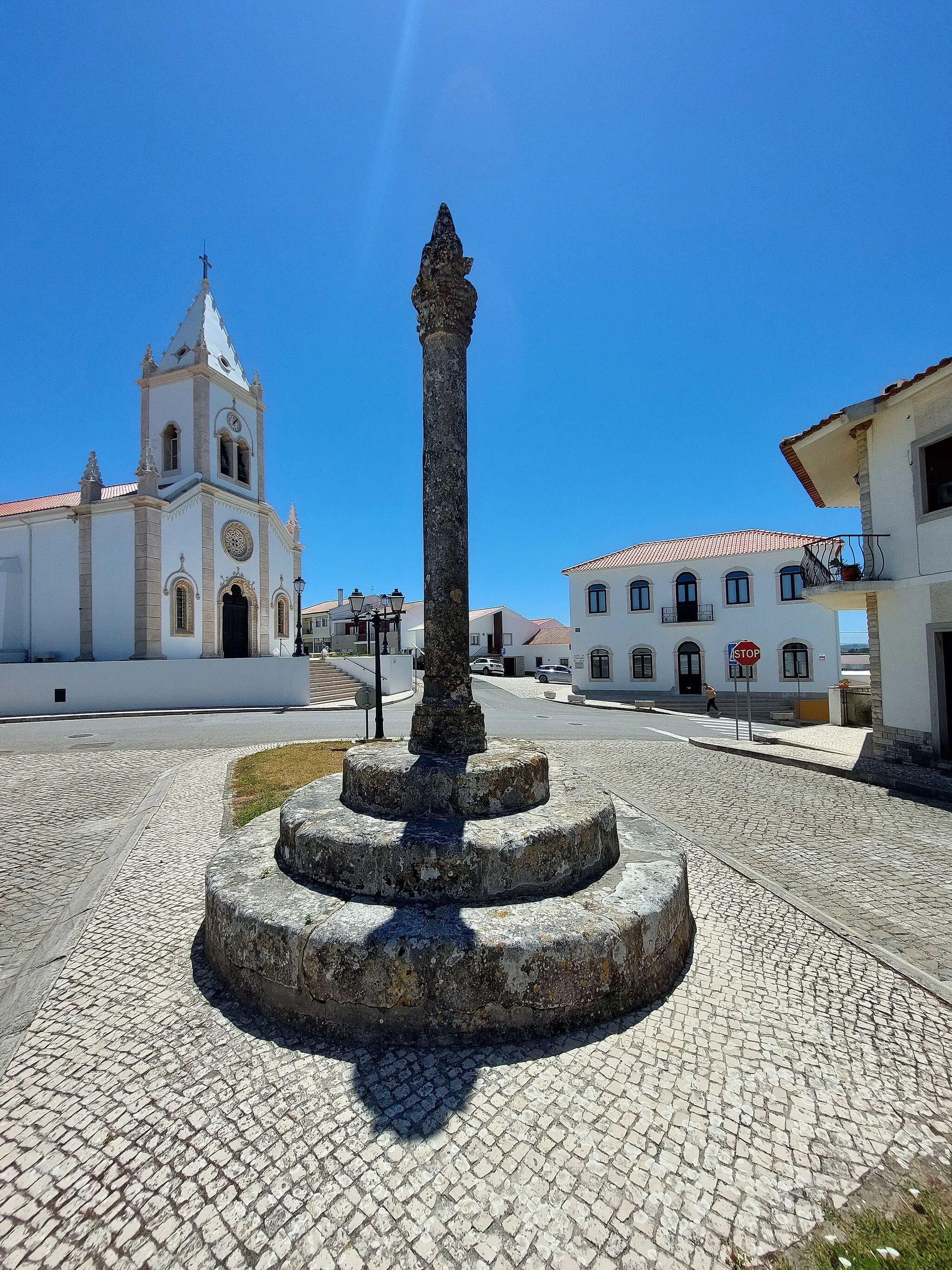 Photo showing: Pelourinho, com Igreja Paroquial; Cadeia de Cela e Casa no Largo ao fundo