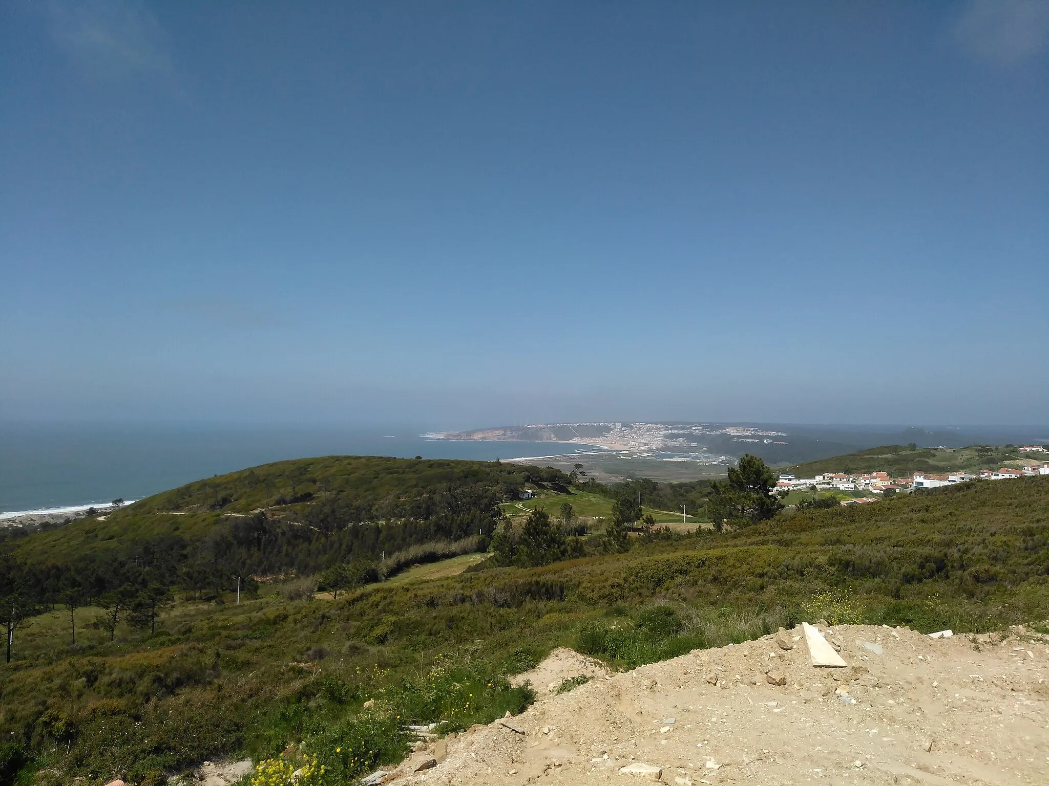 Photo showing: Nazaré seen from Serra da Pescaria