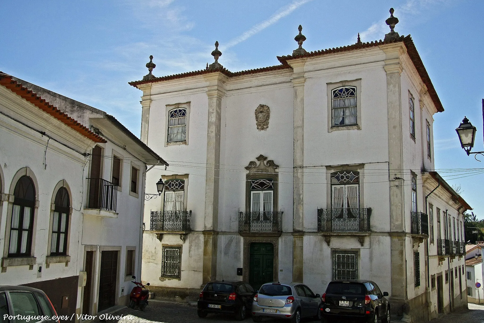 Photo showing: Este imóvel, que outrora foi o Solar dos Neiva, é um dos mais imponentes de Ançã.
Imóvel do Século XIX. Na sua frontaria sobressai o Brasão de Armas dos Bandeira de Neiva, esculpido com mestria, em pedra da região.
Ó edifício apresenta inúmeros pormenores notáveis de construção, tais como cantarias trabalhadas, caixilharias de bandeira com vitrais, cunhais de pedra com frisos que terminam em cornija. É ainda de realçar o magnífico portal em madeira que sobressai na entrada principal.

solaresebrasoes.blogspot.pt/2013/04/escudo-de-fantasia-so...