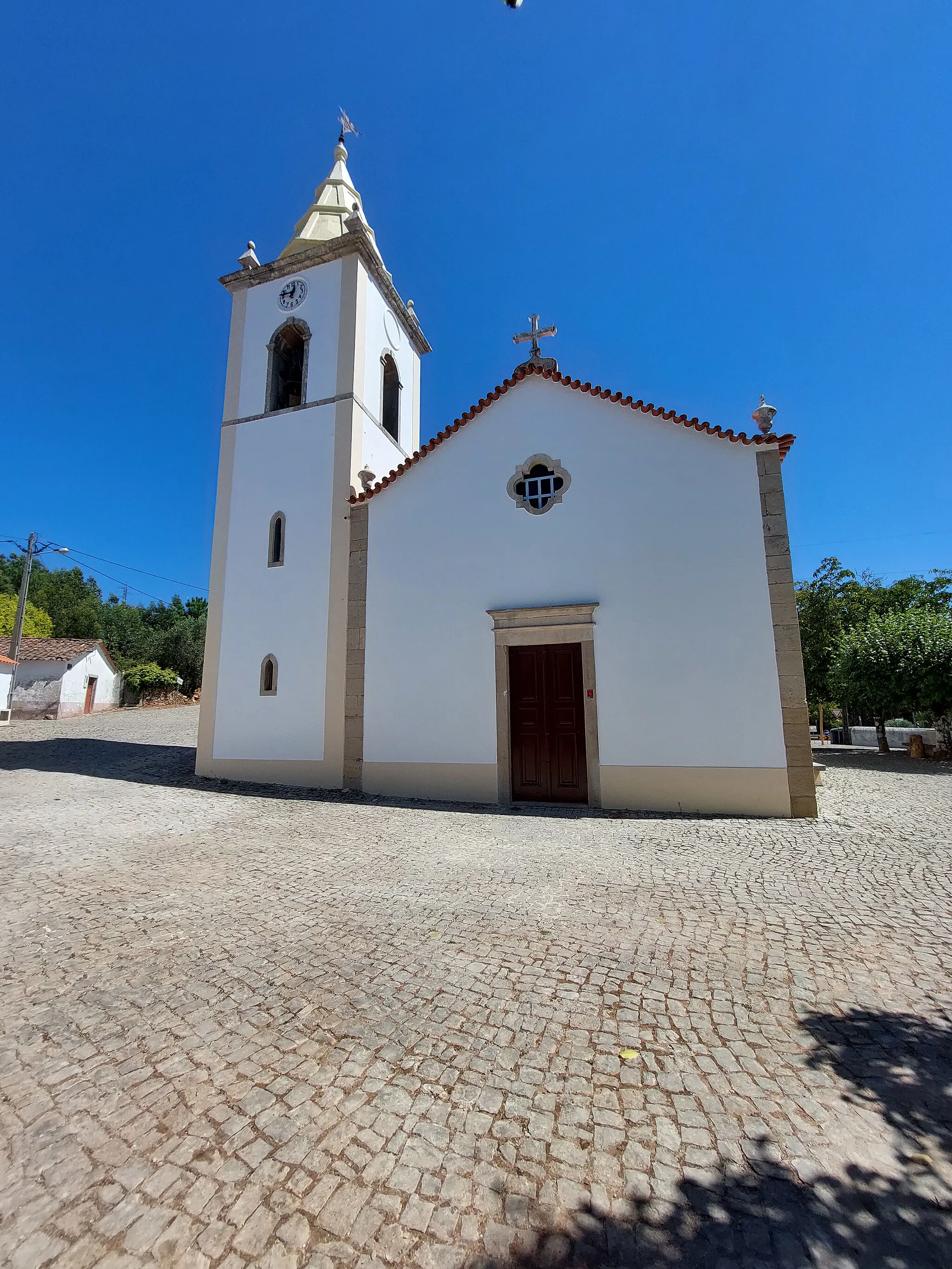 Photo showing: Frente da Igreja Paroquial de Maças de Caminho