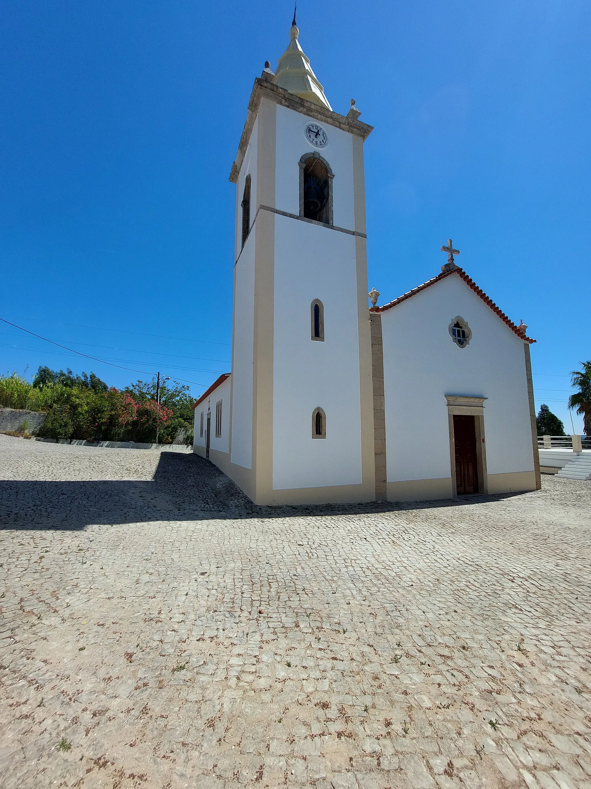 Photo showing: Vista aproximada para torre sineira da Igreja Paroquial de Maças de Caminho