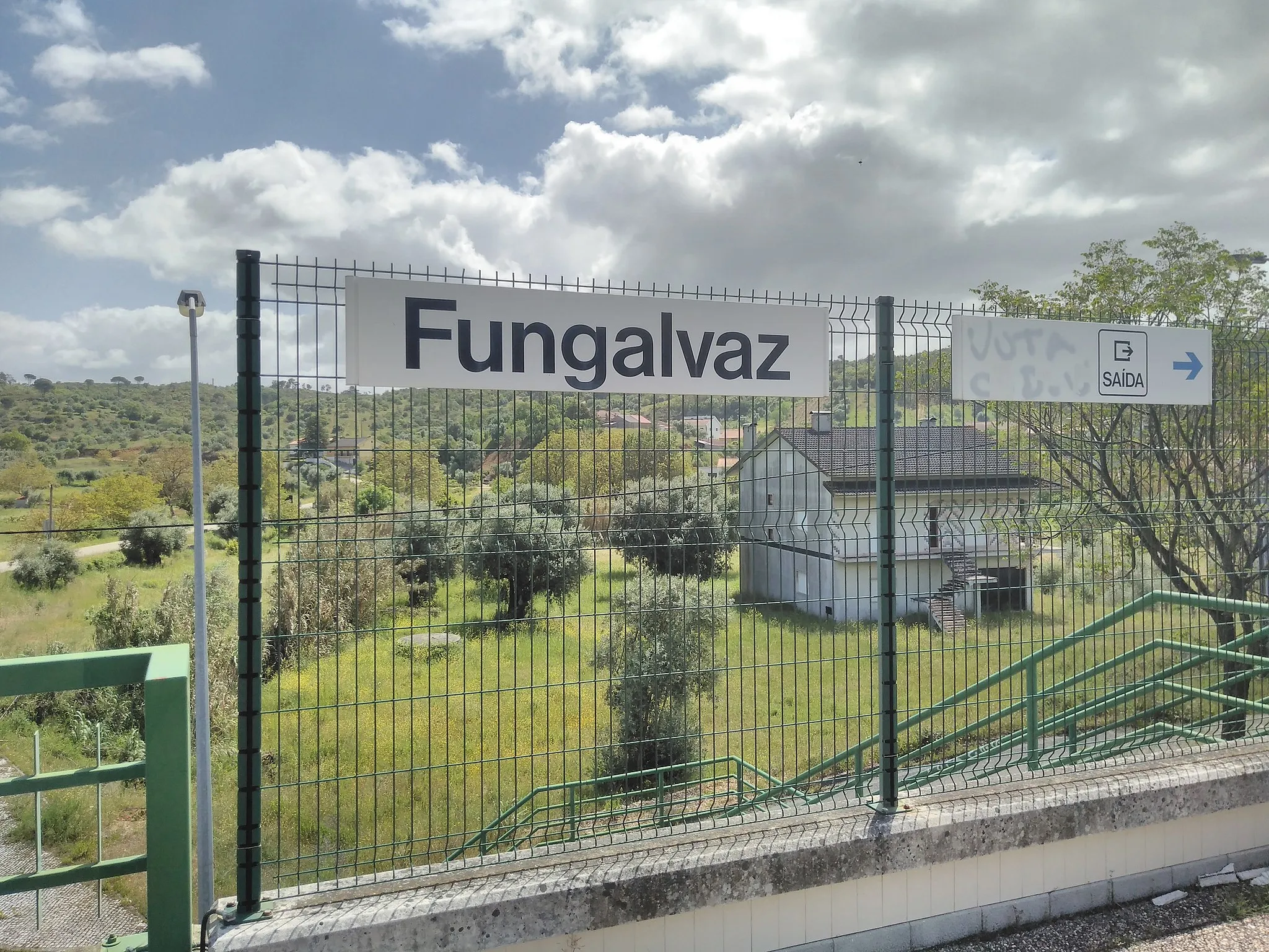 Photo showing: Fencing and sign for Fungalvaz halt
