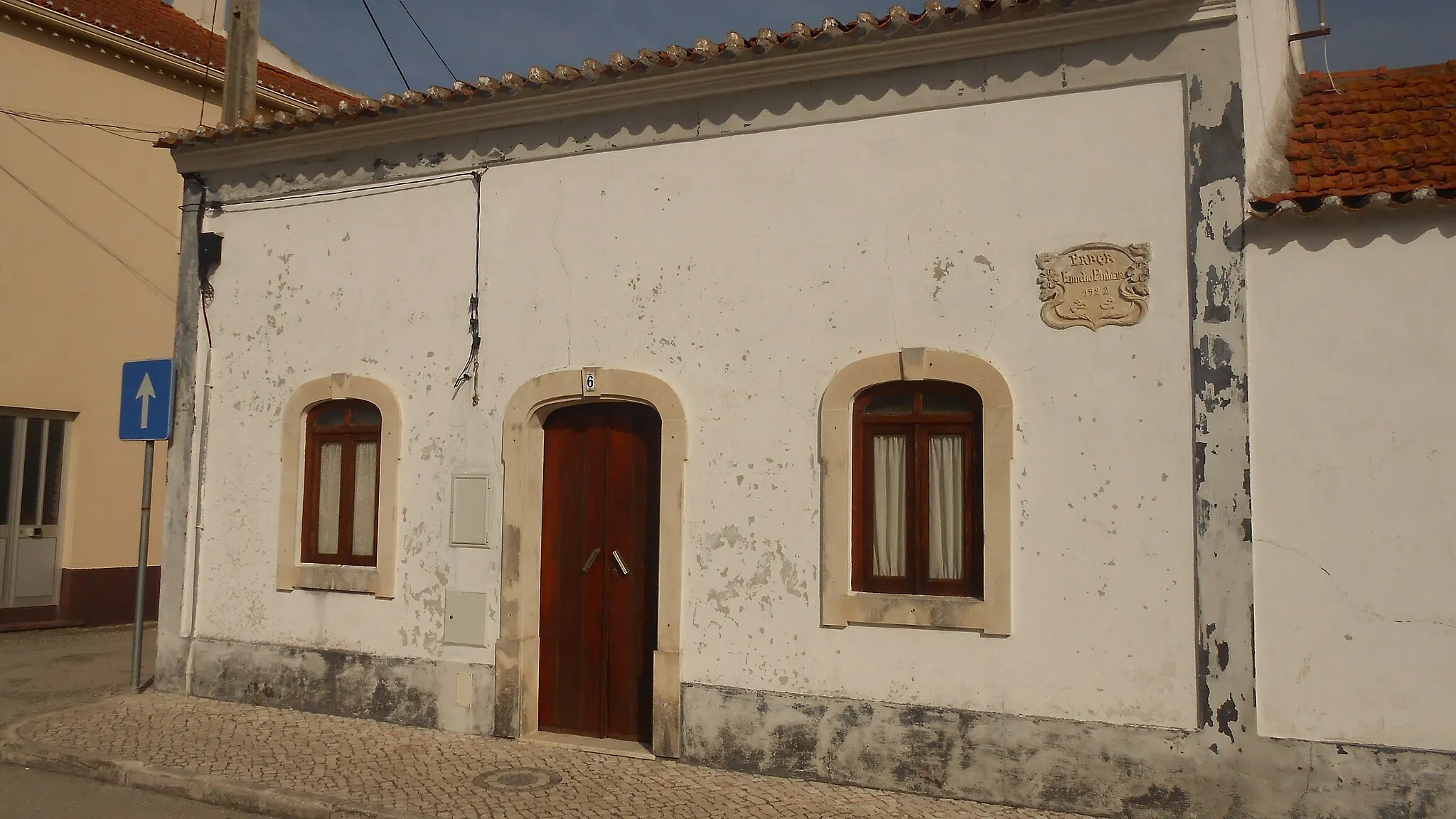 Photo showing: Casa em Alfarelos, com placa da Praça Emídio Pinheiro.