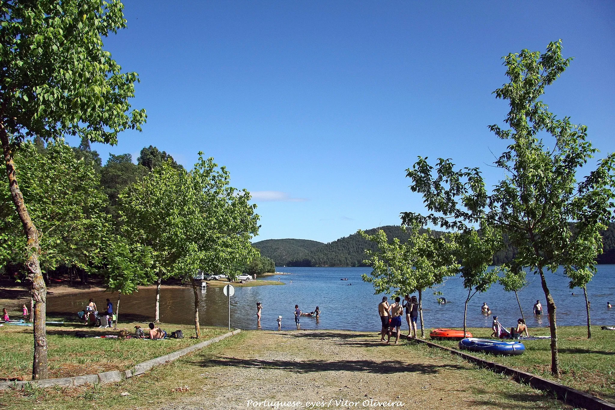 Photo showing: A Praia da Senhora da Ribeira situa-se nos antigos vales do Rio Mondego e do Rio Dão. Trata-se de um espelho de água, criado com a construção da Barragem da Aguieira, e rodeado de uma vasta manta florestal que proporciona aos visitantes um local exímio para actividades de pesca, desportos náuticos e contactos com a natureza. Neste local, o visitante pode, ainda, contemplar a Capela da Senhora da Ribeira, monumento que resta da antiga povoação que, com a construção da Barragem, ficou submersa, tendo sido a capela transladada para este paradisíaco local, em homenagem à Santa. www.turismodocentro.pt/pt/produtos_.4/praia_senhora_da_ri...