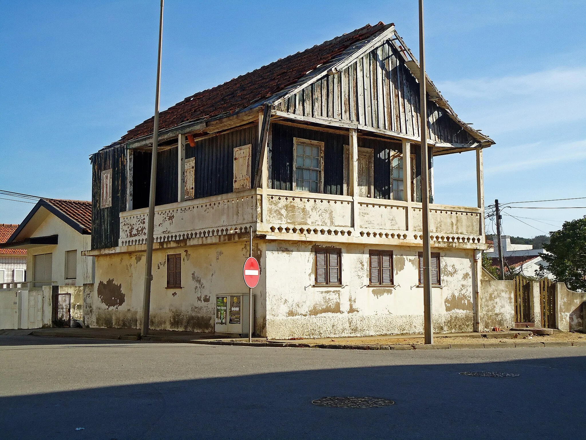 Photo showing: Uma casa antiga na esquina de uma rua em Cortegaça.